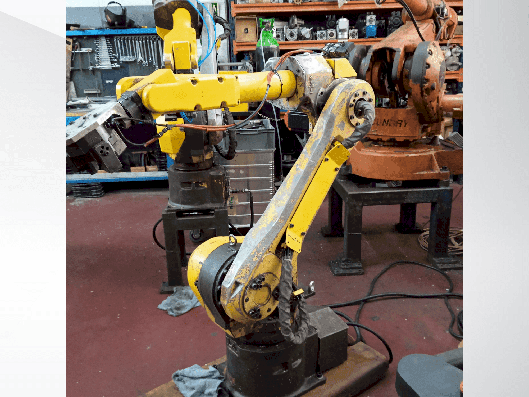 Vooraanzicht van FANUC M-16iB machine