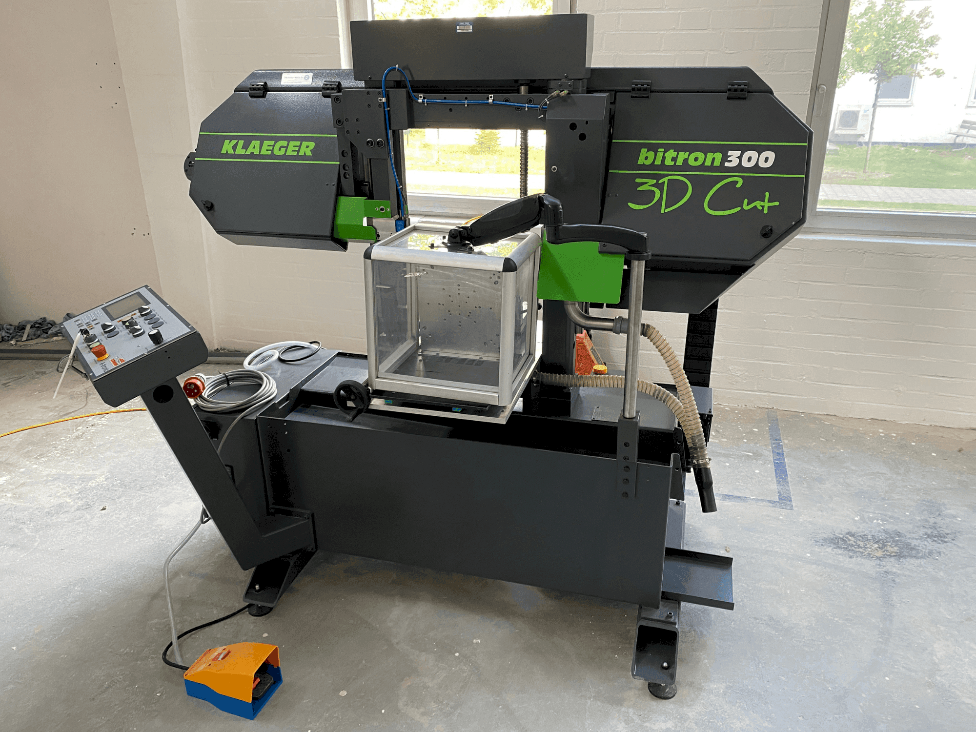 Vooraanzicht van Klaeger Bitron 300 3D Cut machine