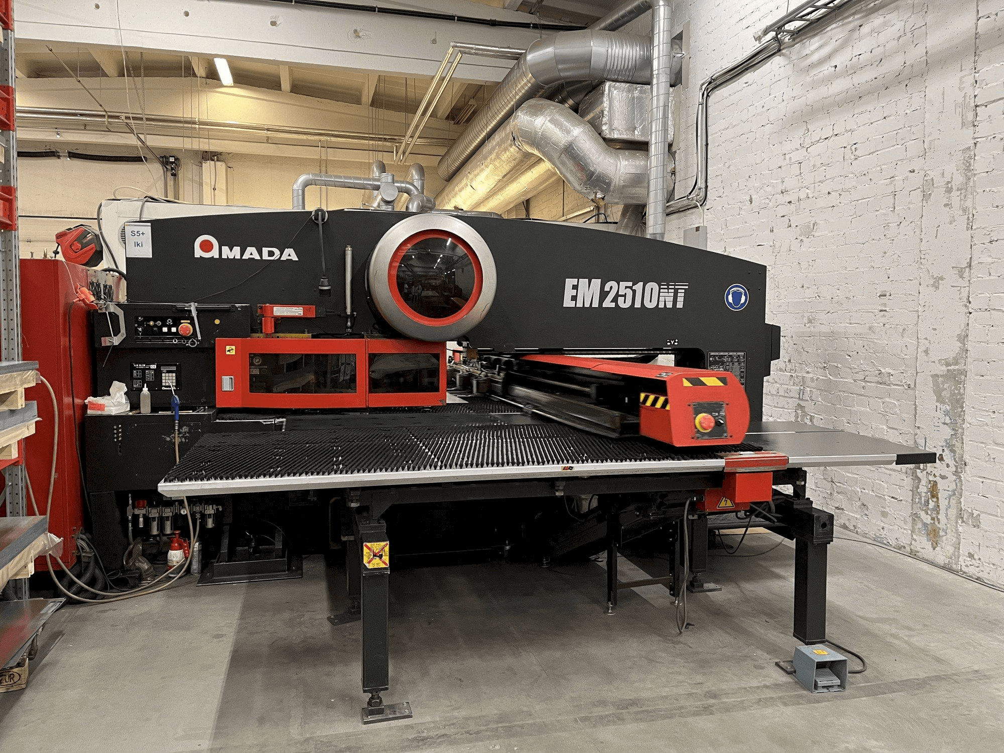 Vooraanzicht van AMADA EM2510NT machine