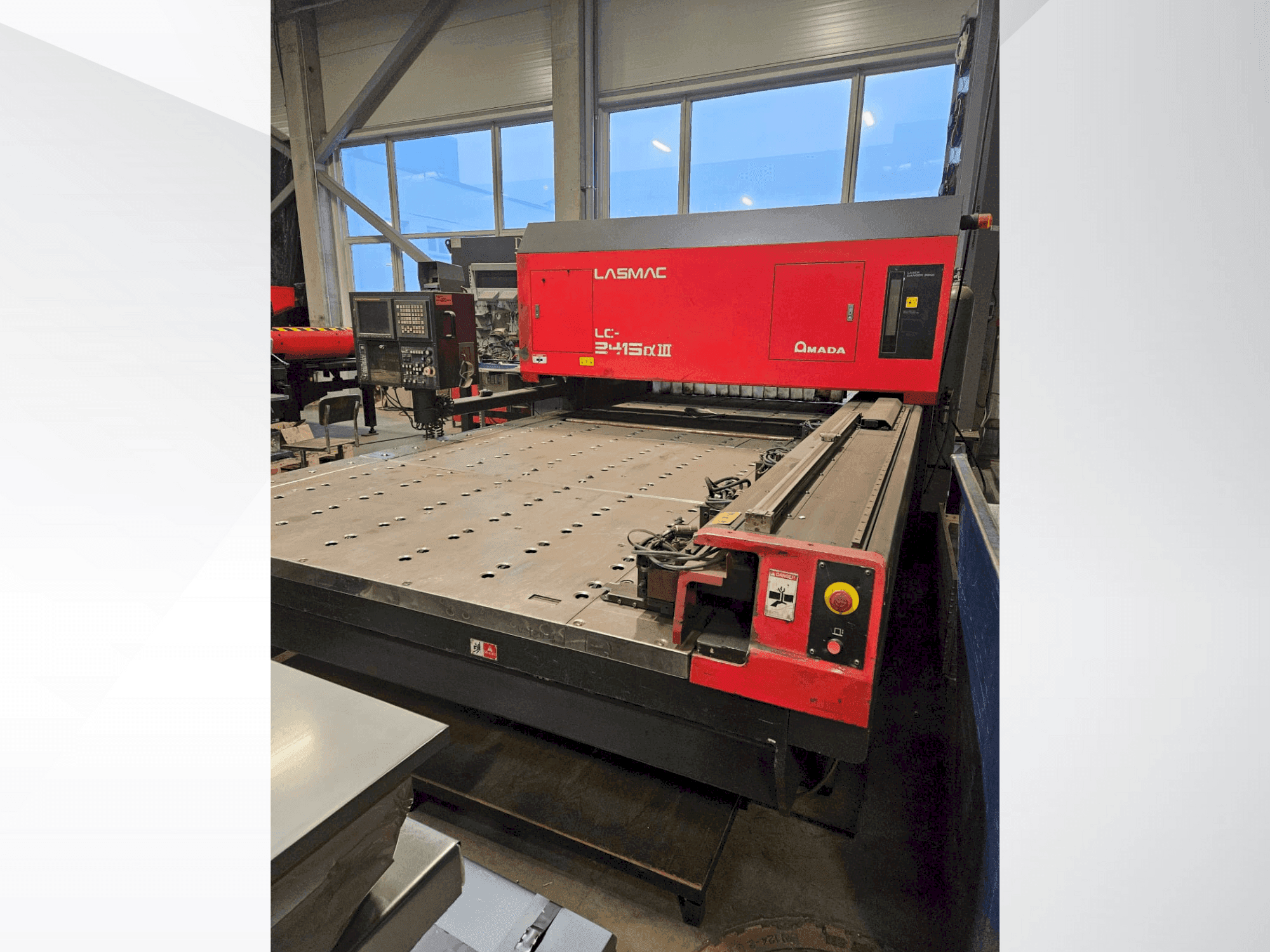 Vooraanzicht van AMADA LC 2415 A3 machine