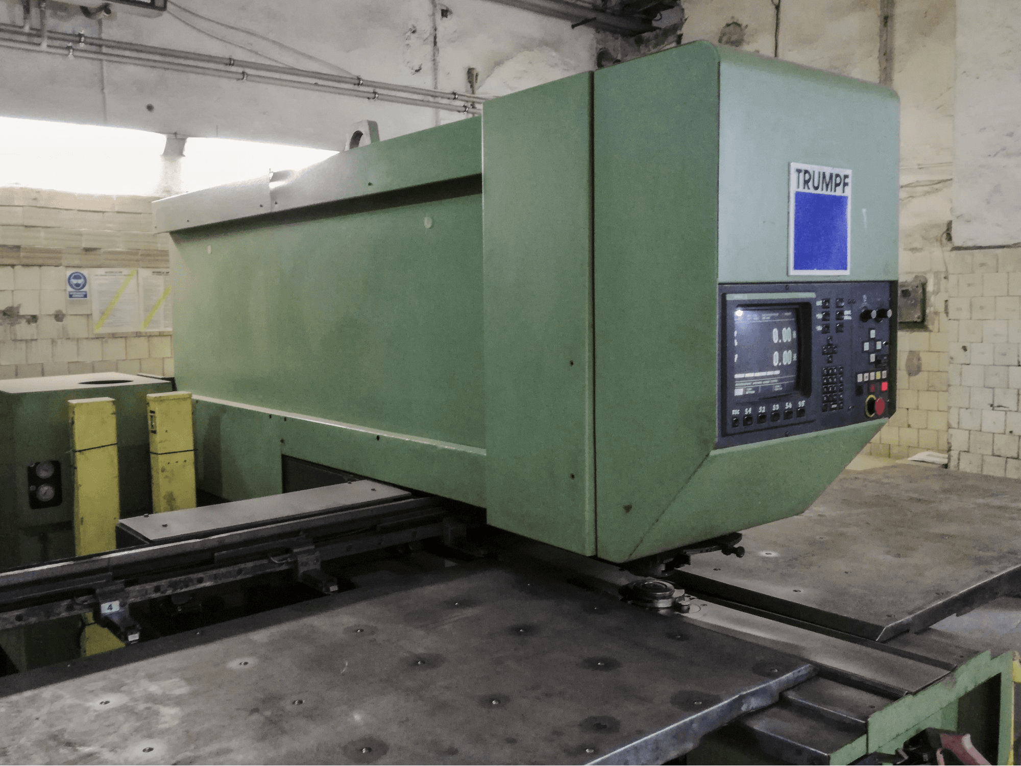 Links zicht 1 van Trumpf Trumatic 235 machine