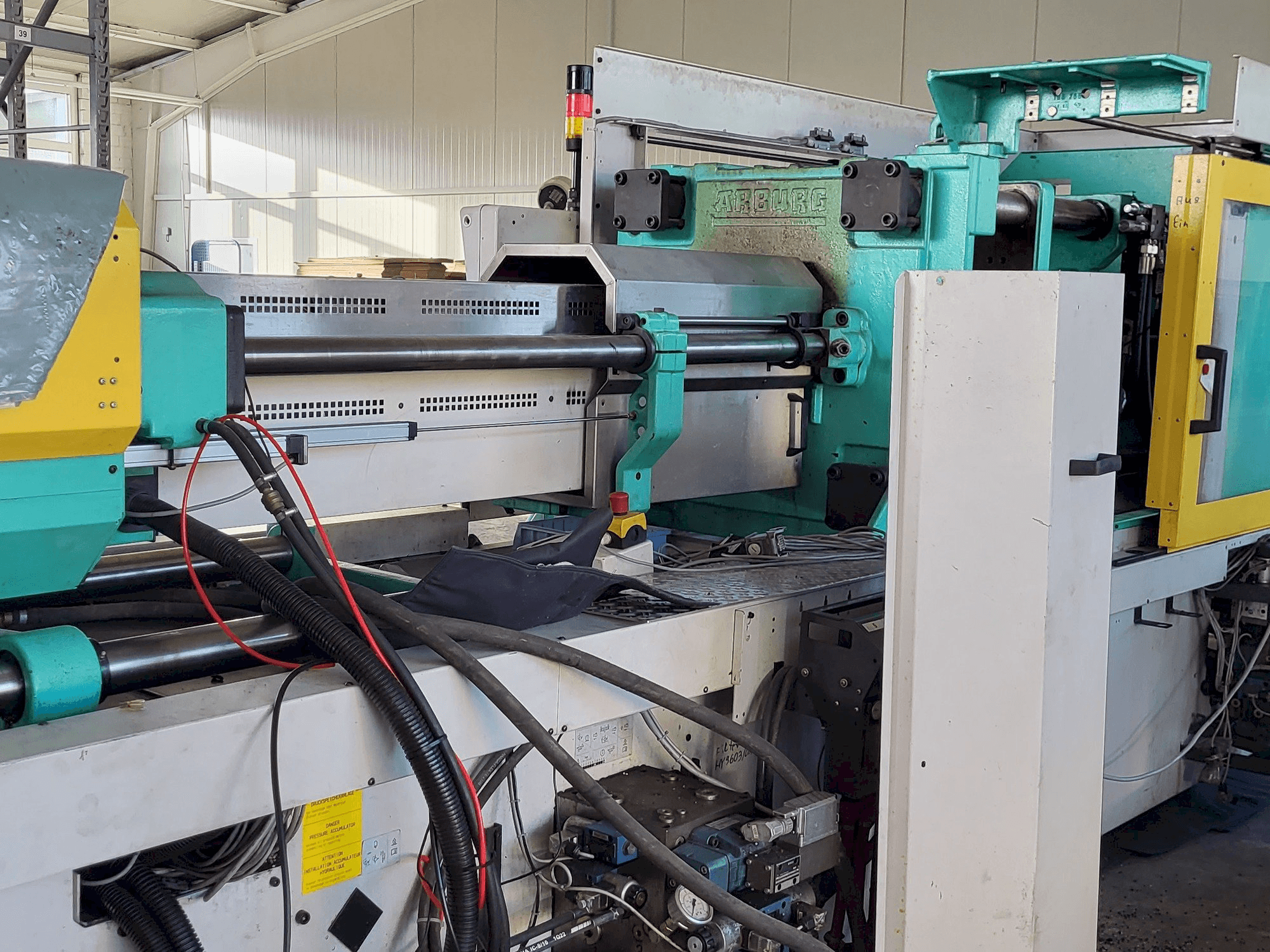 Links zicht van Arburg Allrounder Centex 570C2200-1300 machine