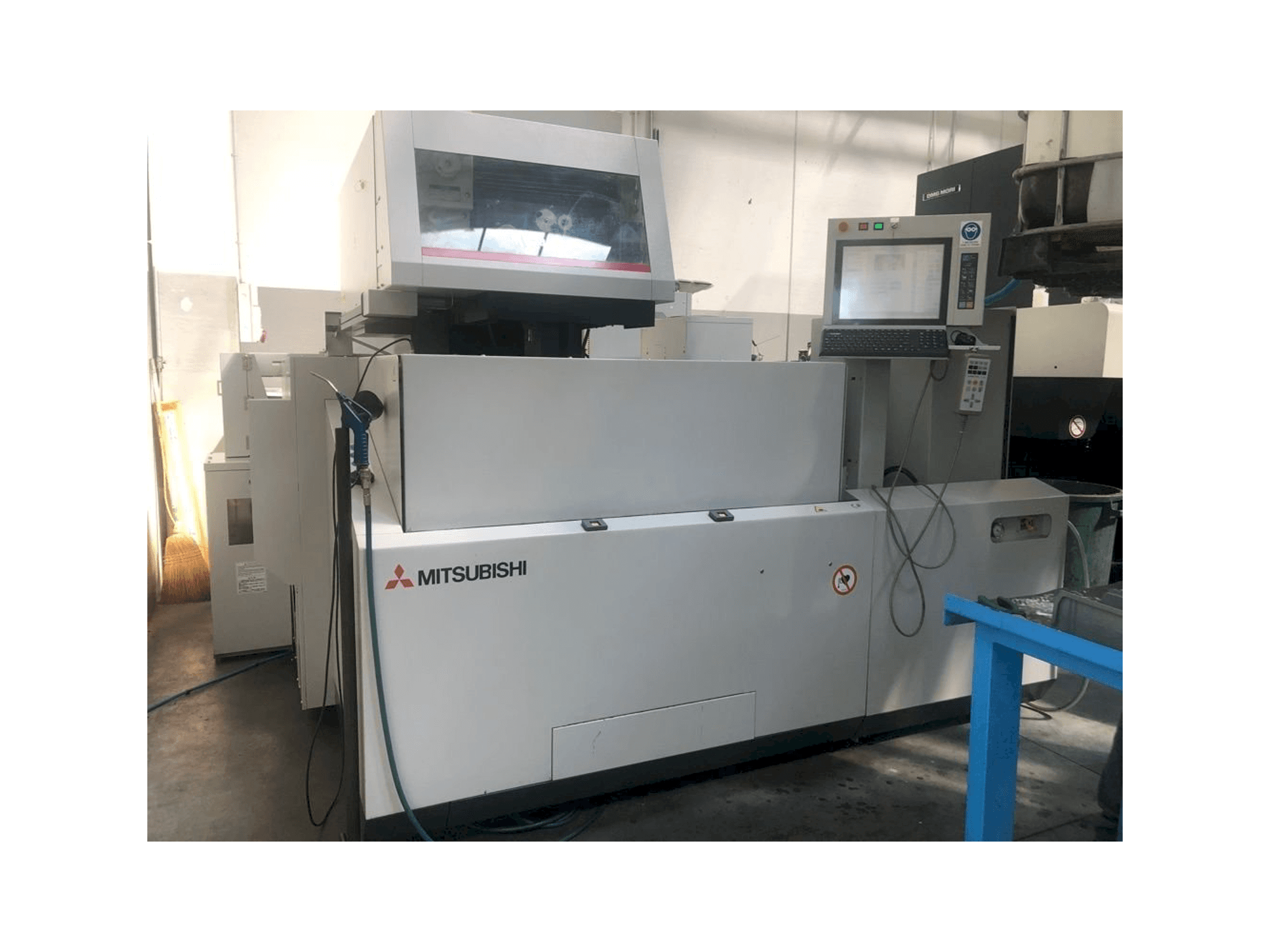 Vooraanzicht van Mitsubishi MV2400S machine