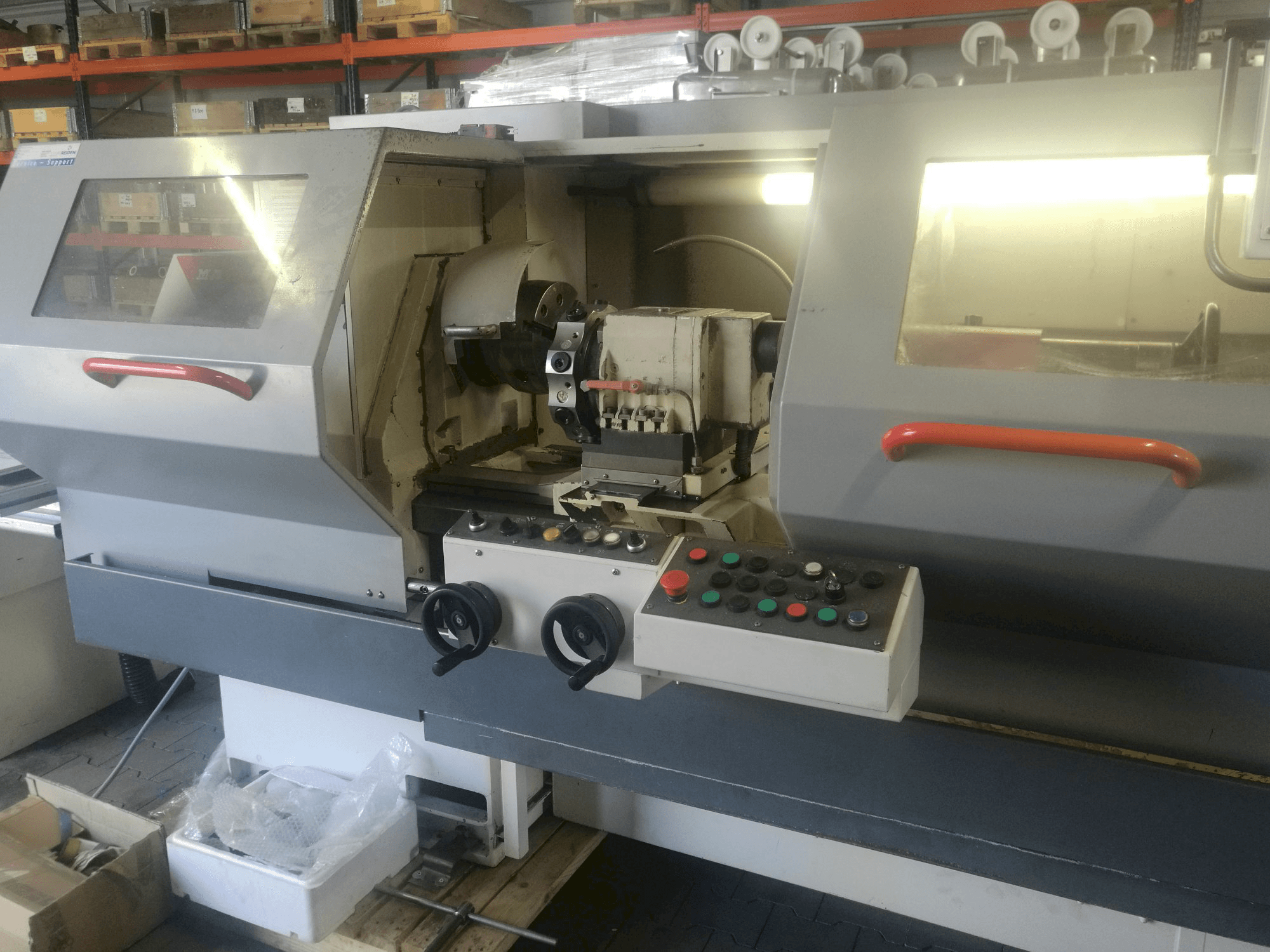 Vooraanzicht van KOVOSVIT MAS MT 54 CNC machine