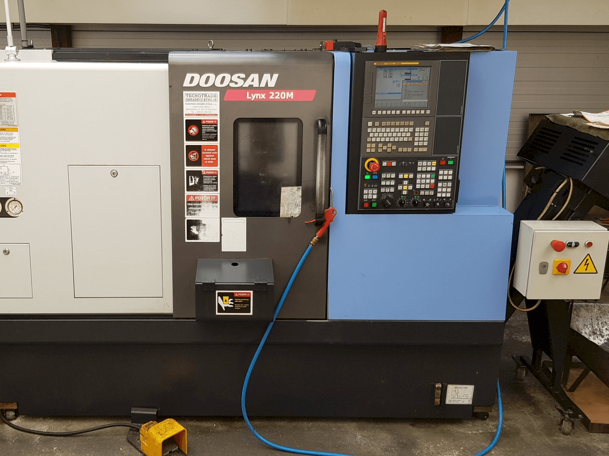 Vooraanzicht van Doosan Lynx 220 MA machine