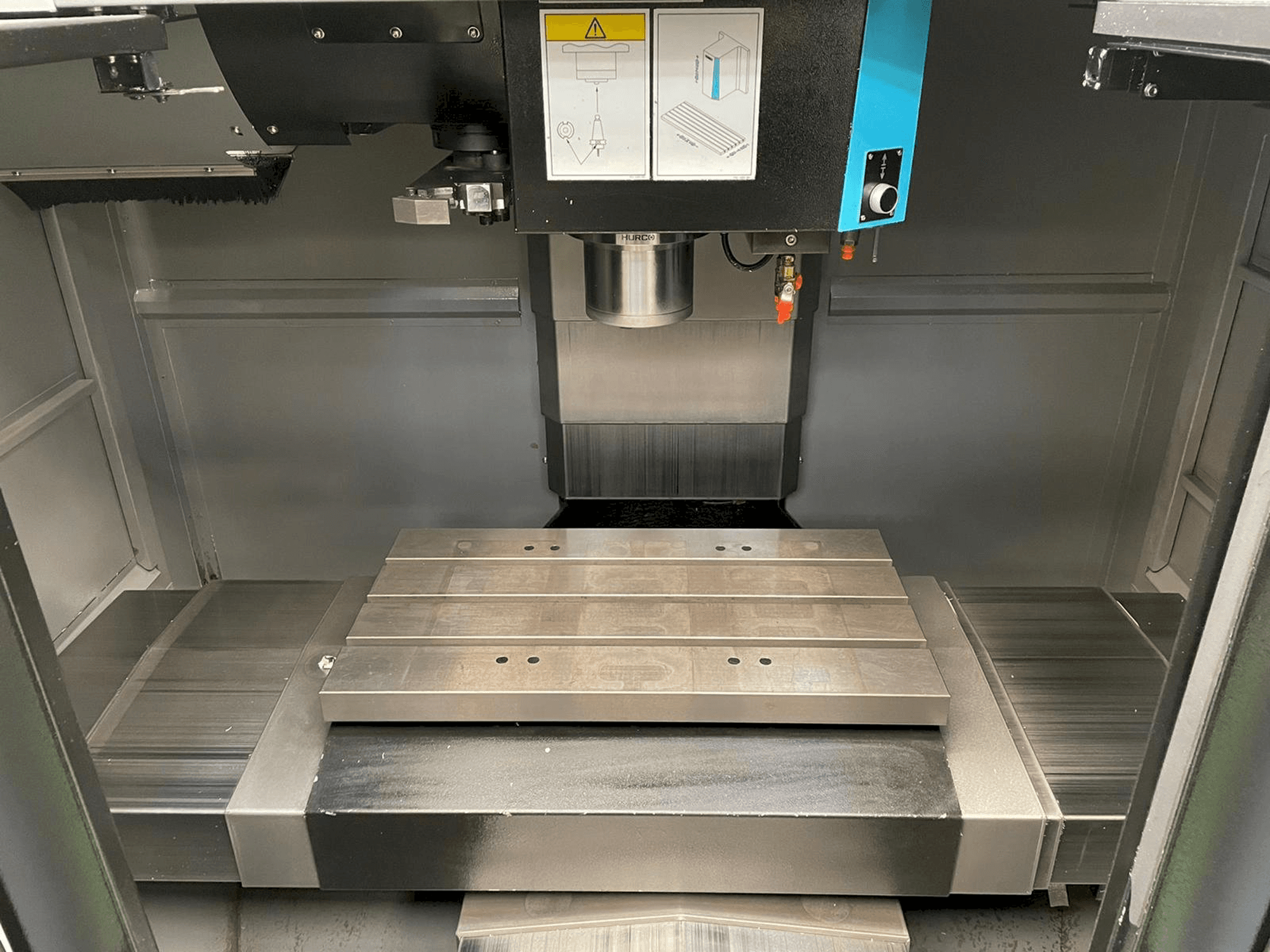 Vooraanzicht van Hurco VM 10i machine