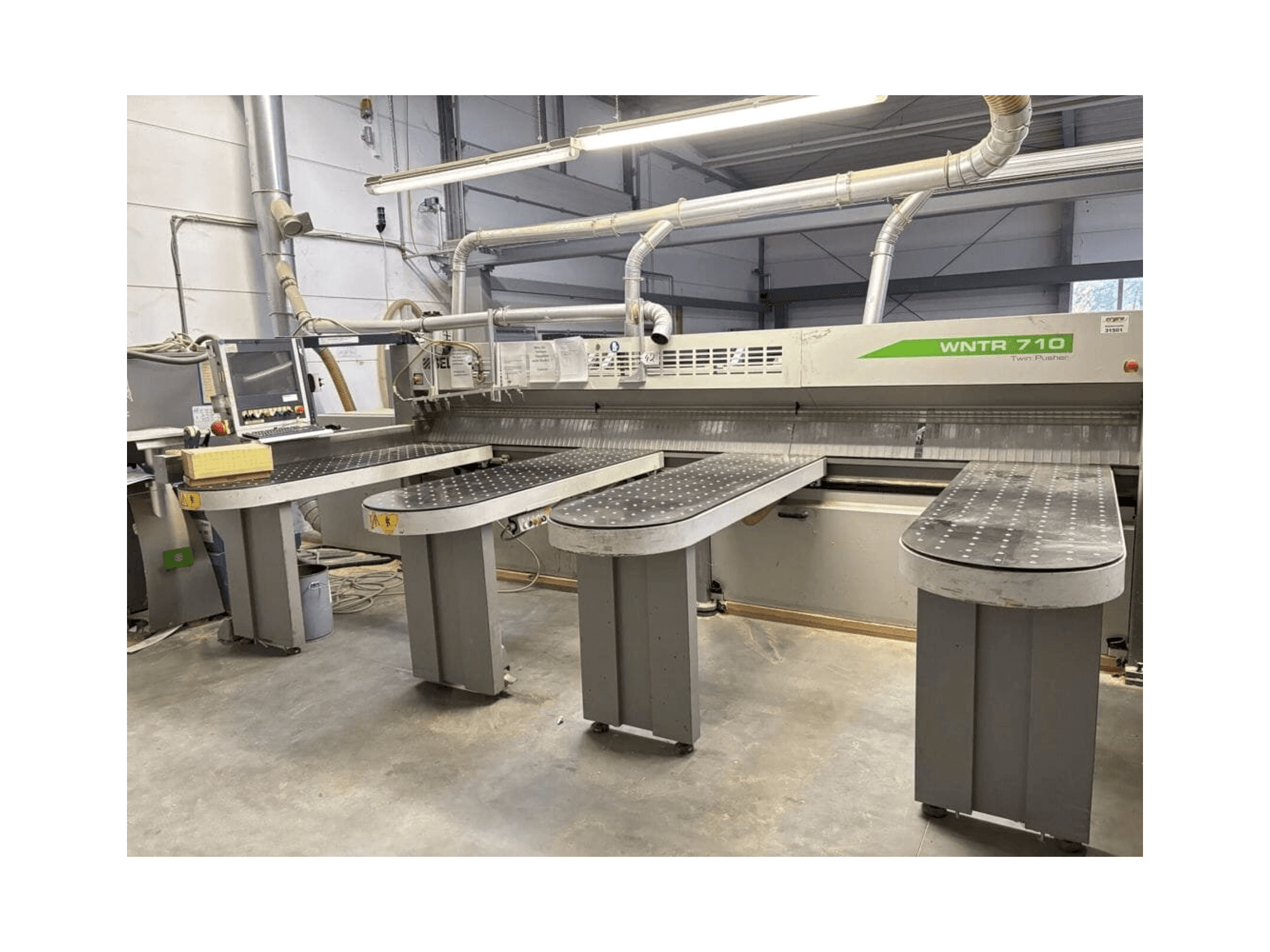 Vooraanzicht van SELCO WNTR 710 machine