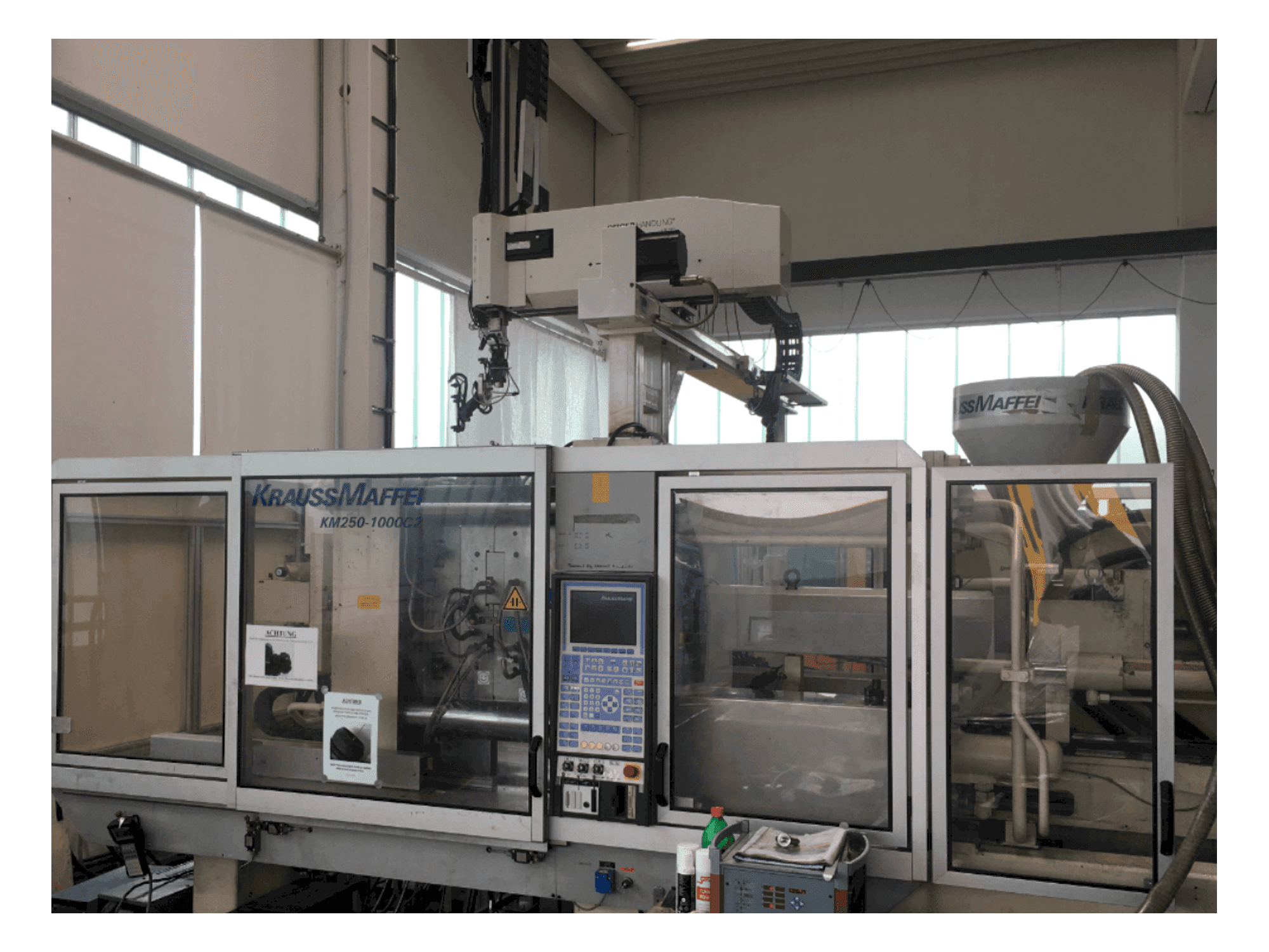 Vooraanzicht van Krauss Maffei 250-1000 C2 machine