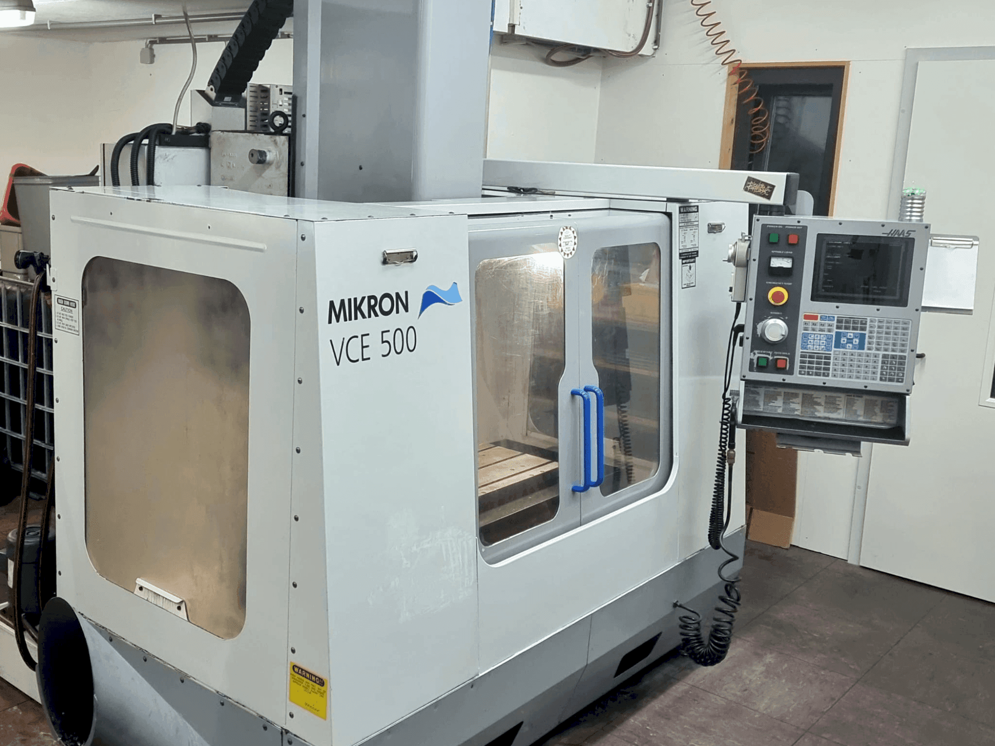 Vooraanzicht van HAAS VCE 550 machine