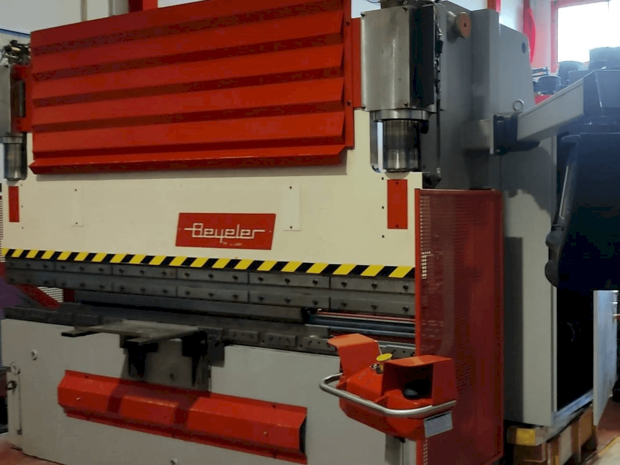 Vooraanzicht van BEYELER PR6 1500 x 3100 machine