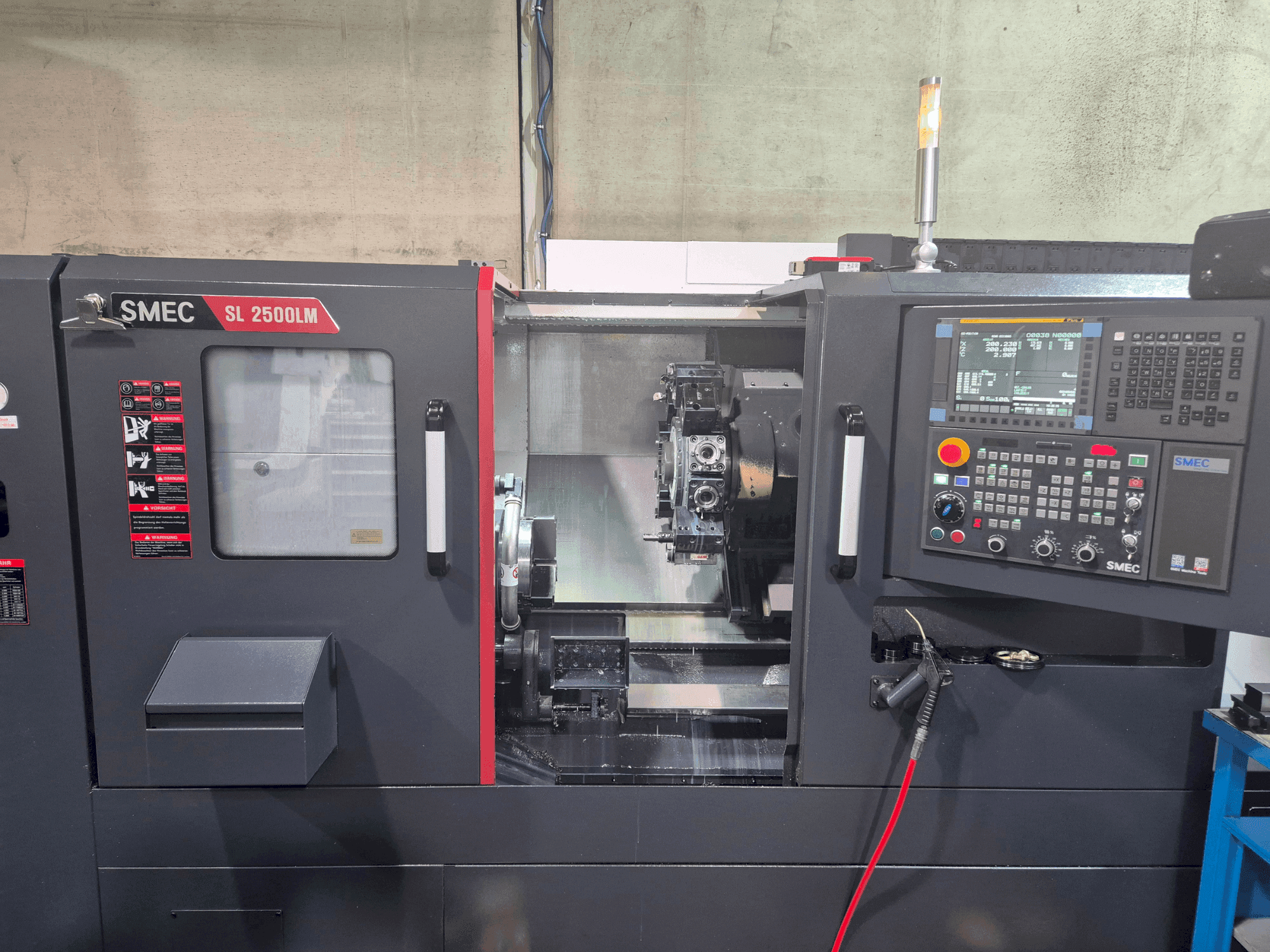 Vooraanzicht van SMEC SL2500LM machine