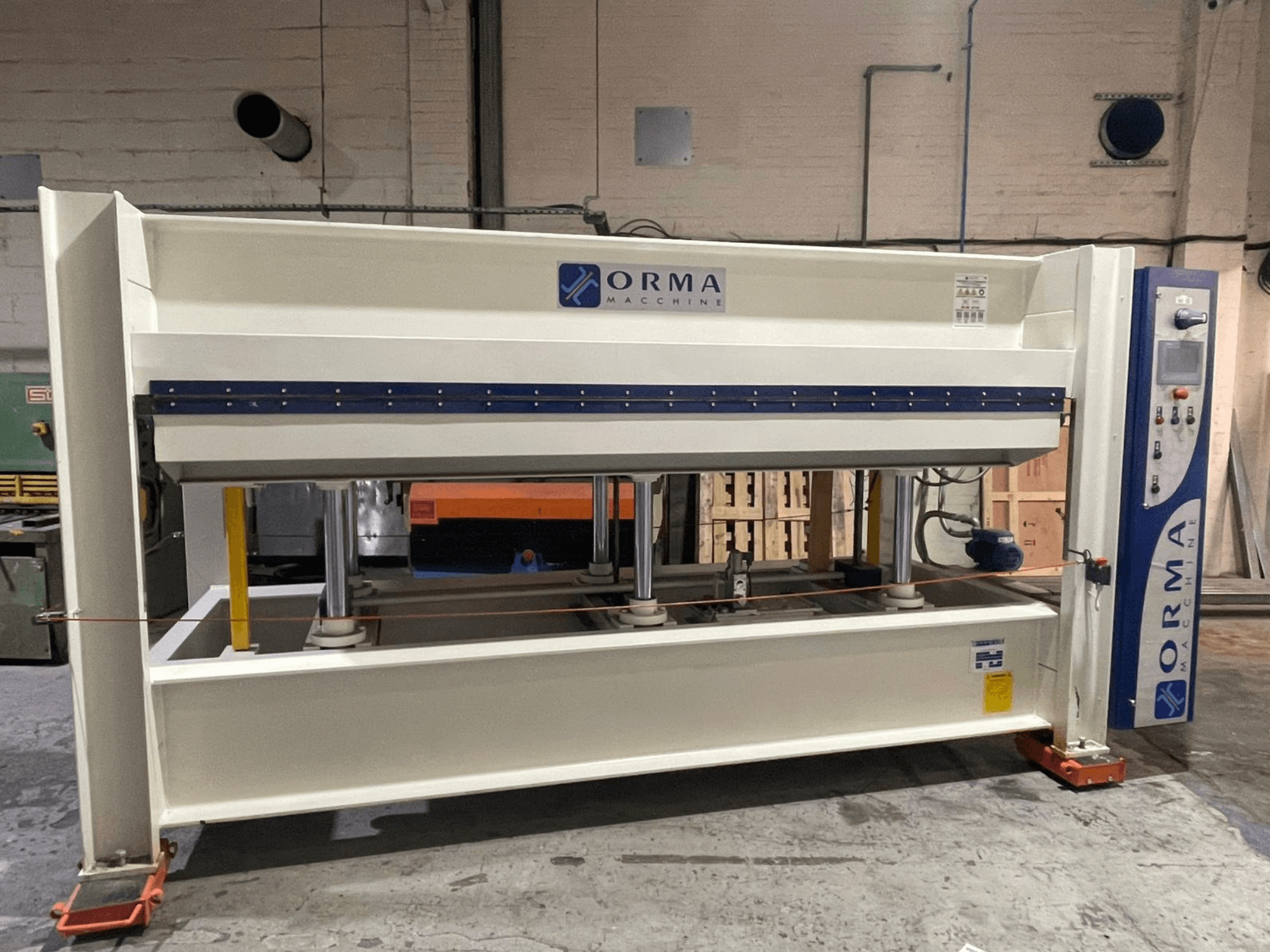 Hydraulische pers van Orma Macchine in vooraanzicht, met vier verticale steunen en bedieningspaneel aan de rechterkant.