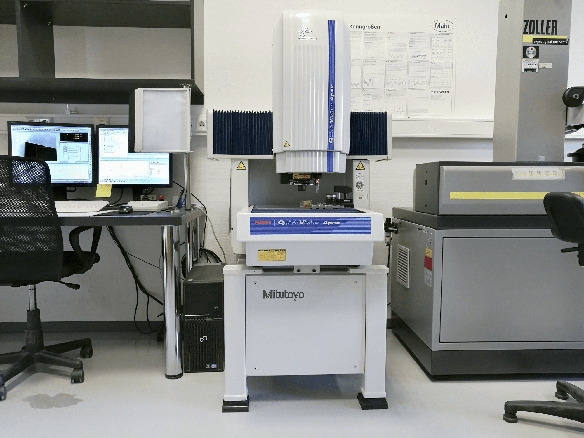 Vooraanzicht van Mitutoyo QVT1-X302PIL-C machine