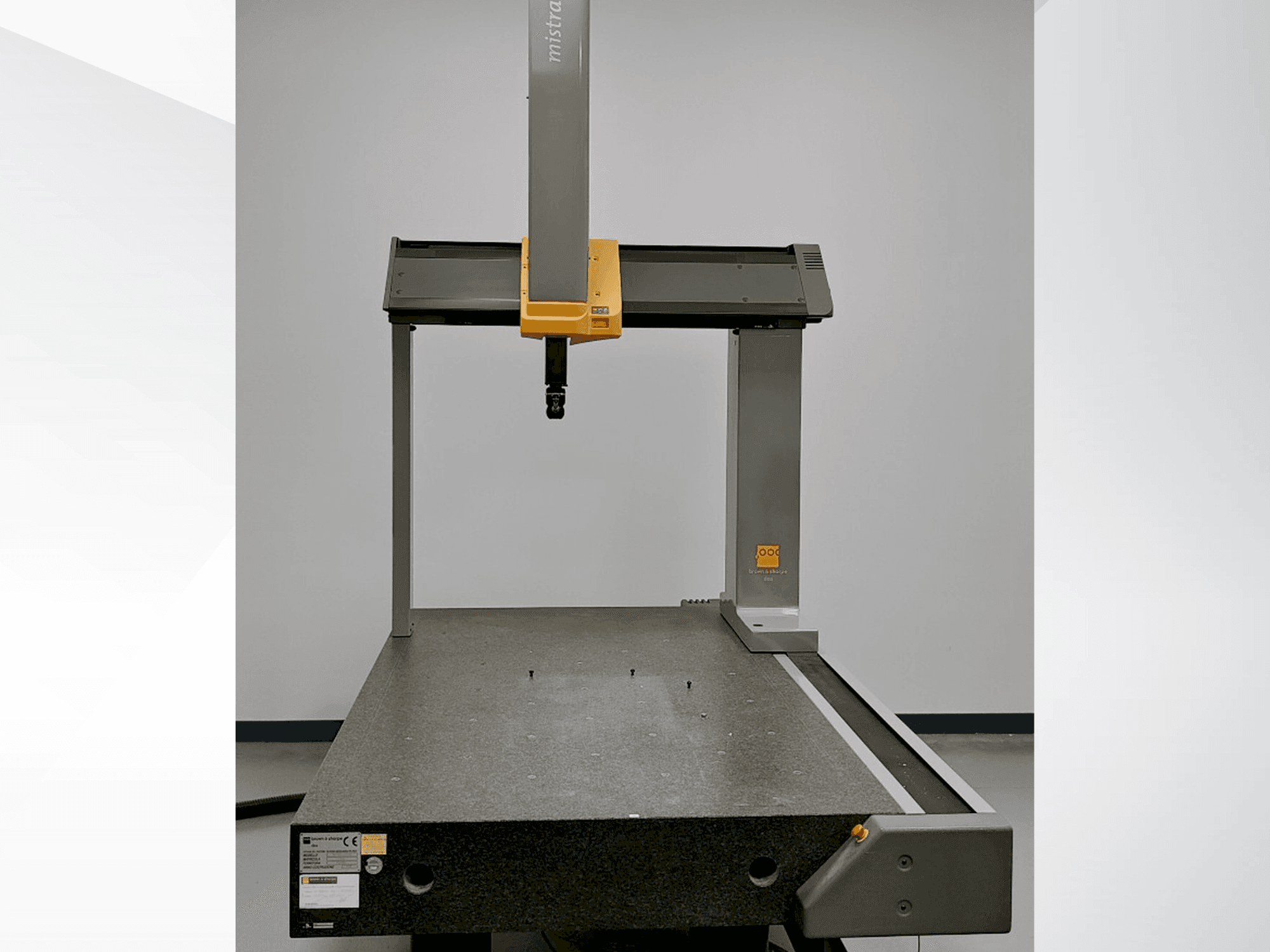 Vooraanzicht van BROWN & SHARPE Mistral machine