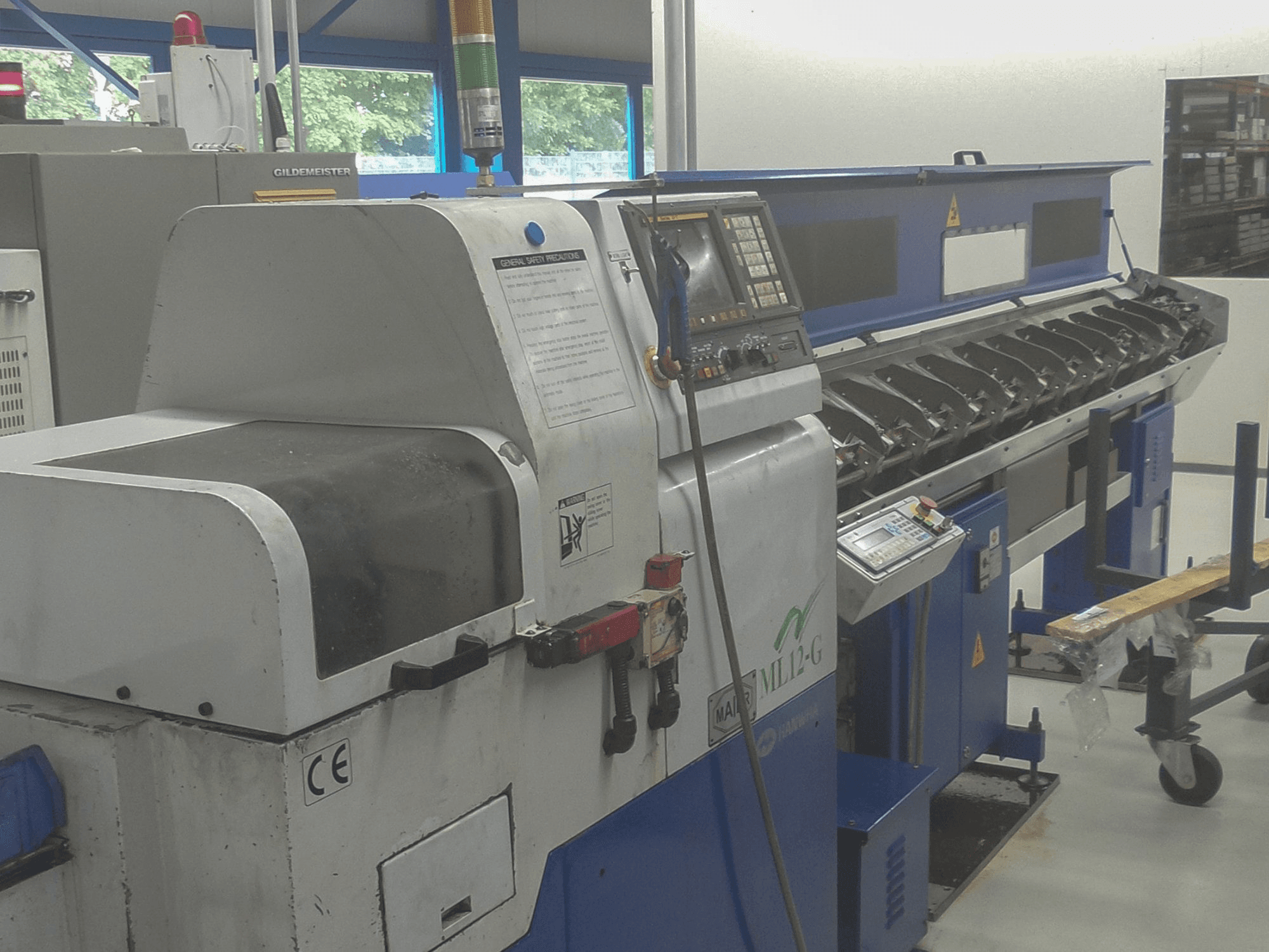 Links zicht van Maier ML-12 machine