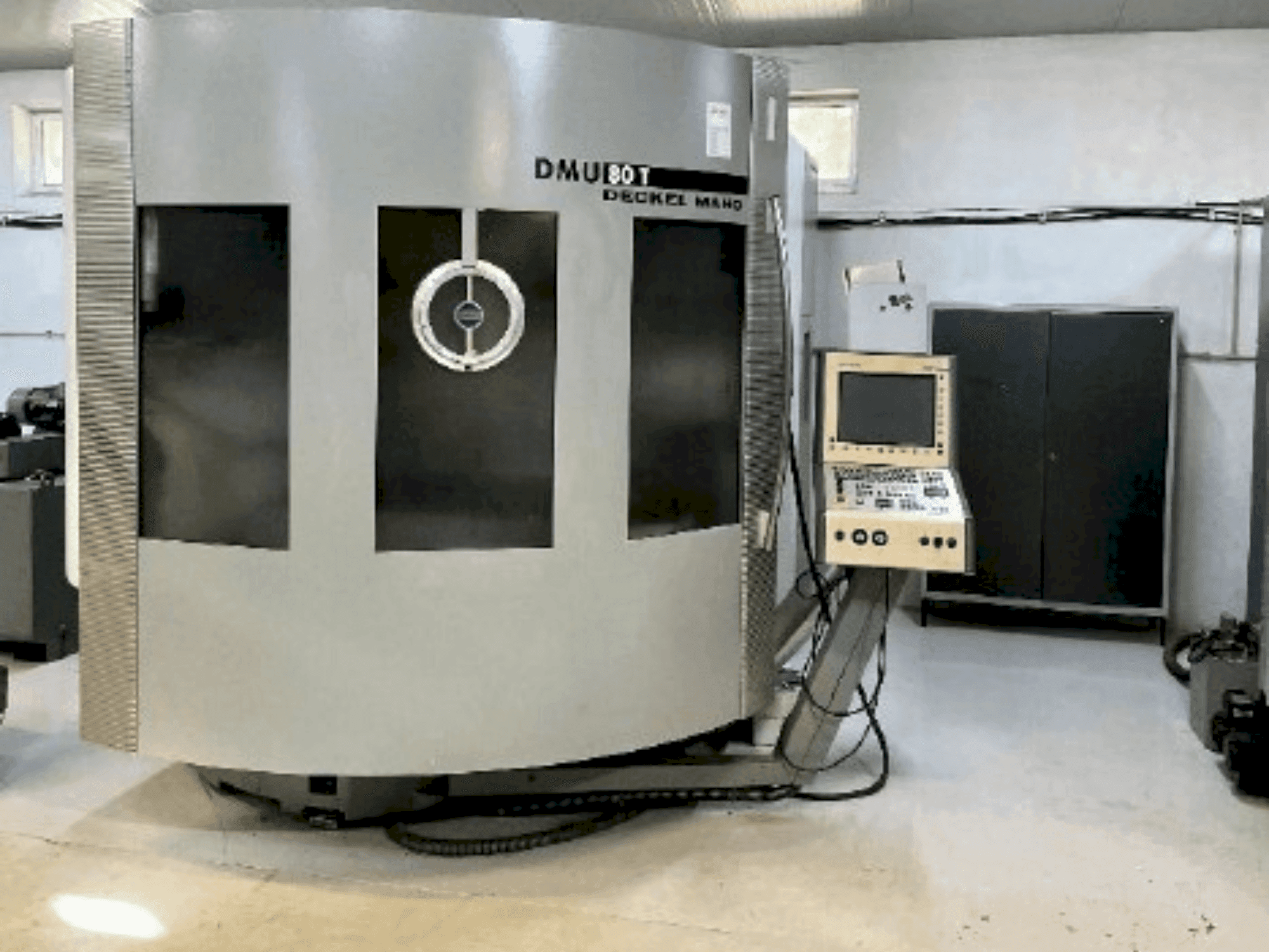 Vooraanzicht van DMG DECKEL MAHO DMU 80T machine