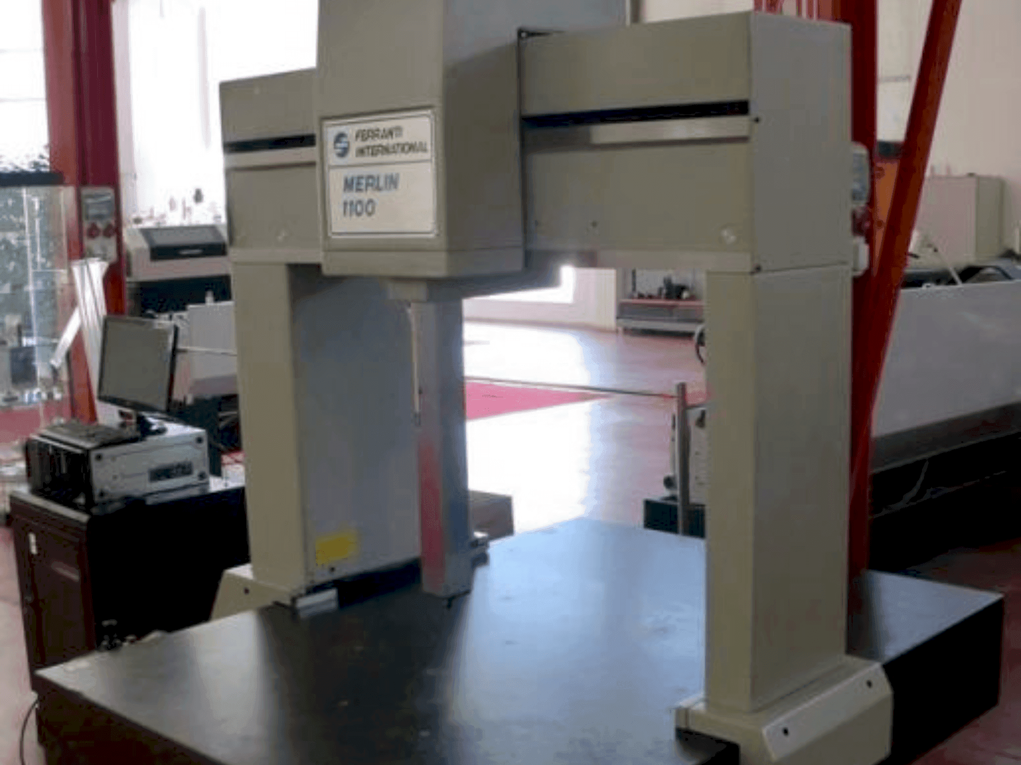Vooraanzicht van FERRANTI INTERNATIONAL MERLIN 1100 machine