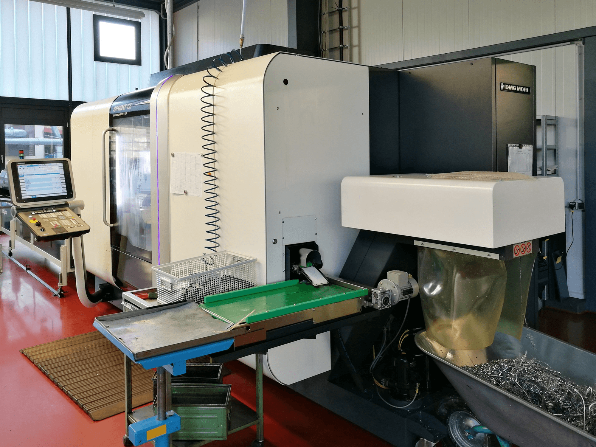 Recht aanzicht van DMG MORI Sprint 65 3T machine