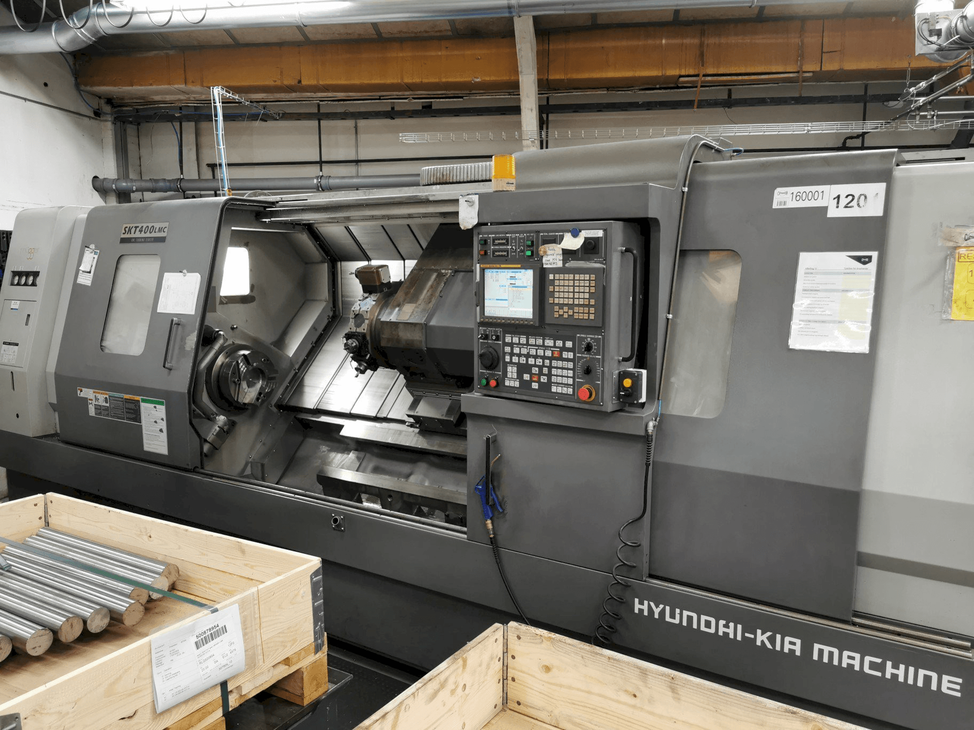 Vooraanzicht van Hyundai Kia SKT400LMC machine