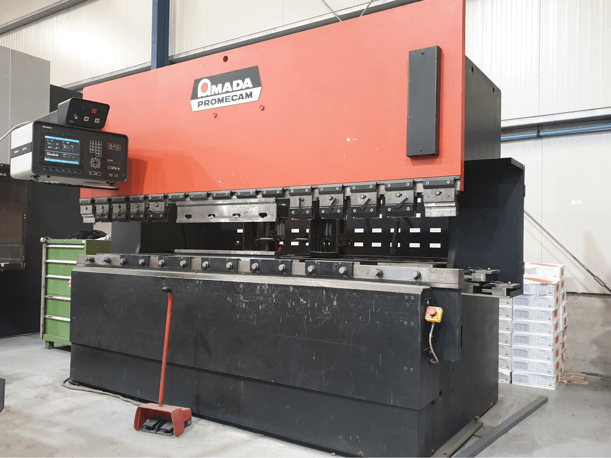 Links zicht van AMADA APX 3000 X 100 T machine