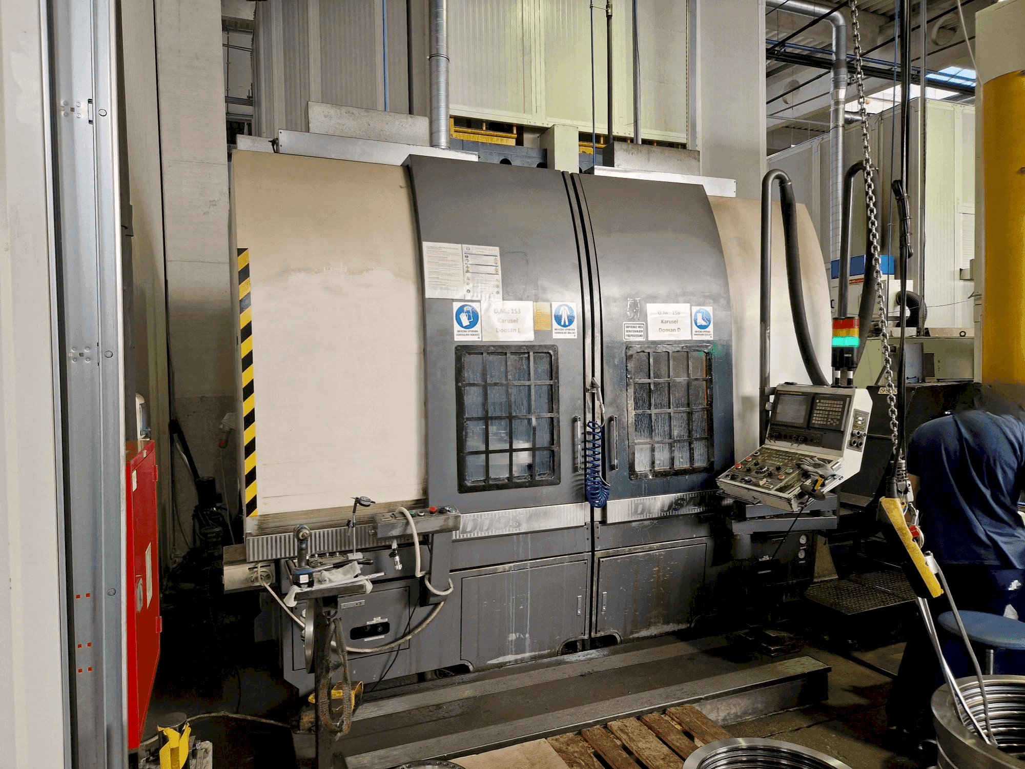 Vooraanzicht van DOOSAN V740T machine