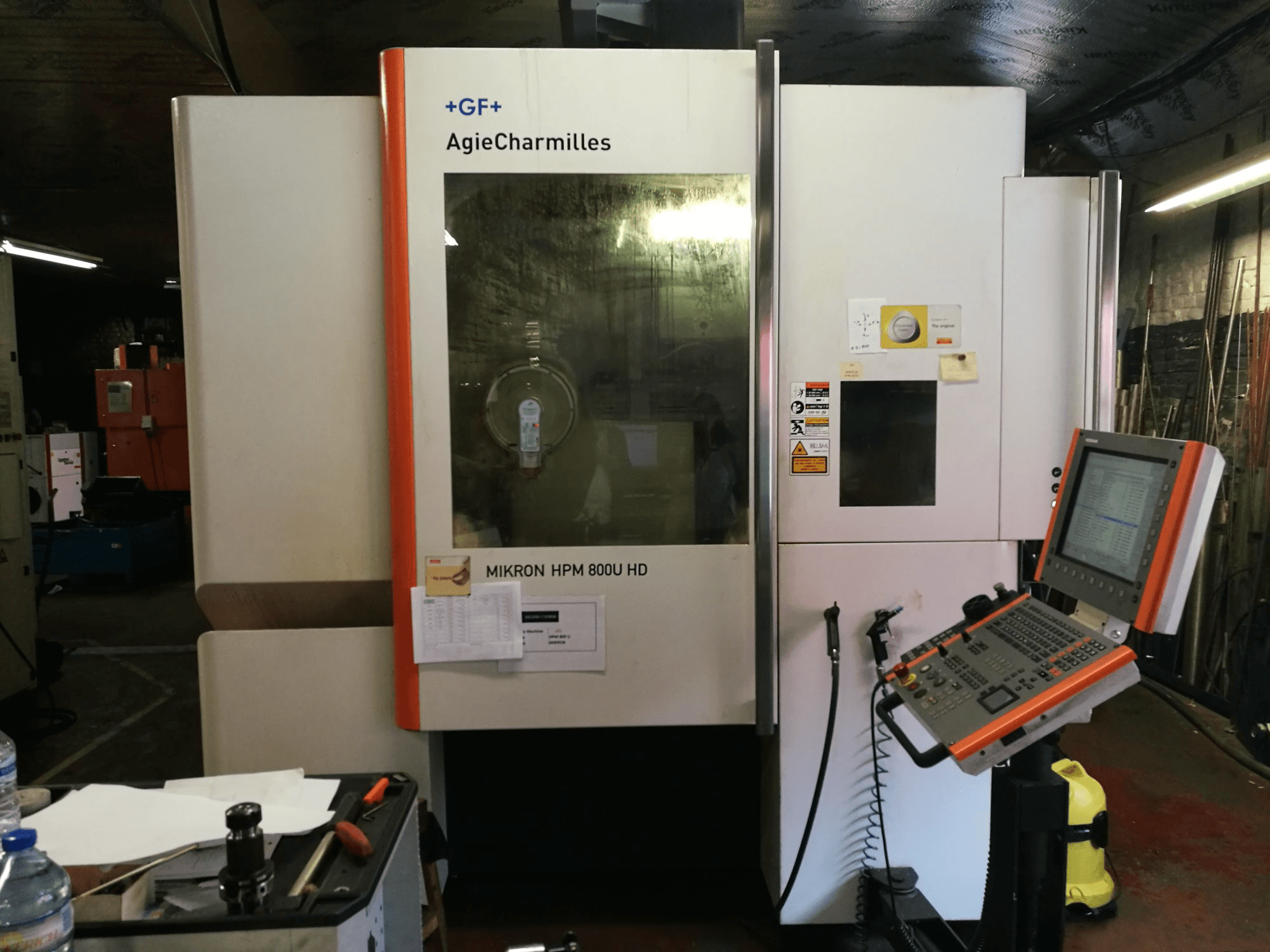 Vooraanzicht van AgieCharmilles MIKRON HPM 800U HD machine