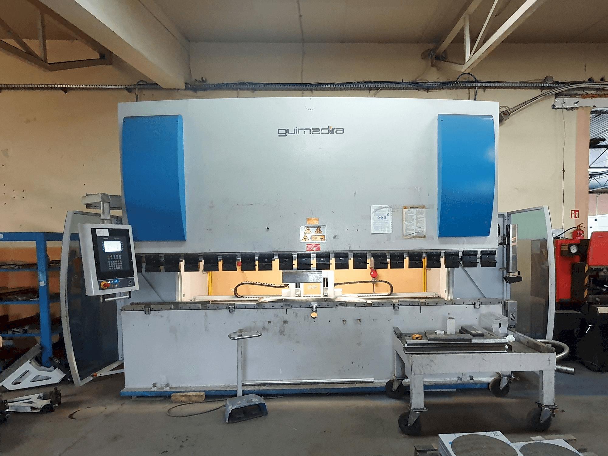 Vooraanzicht van ADIRA PMO-16040PLS machine