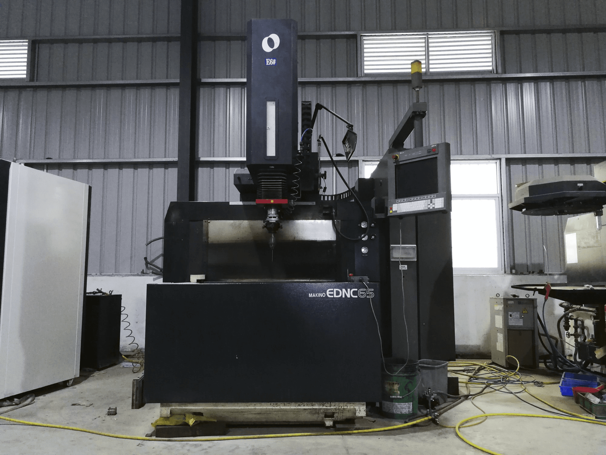 Vooraanzicht van Makino EDNC65 machine