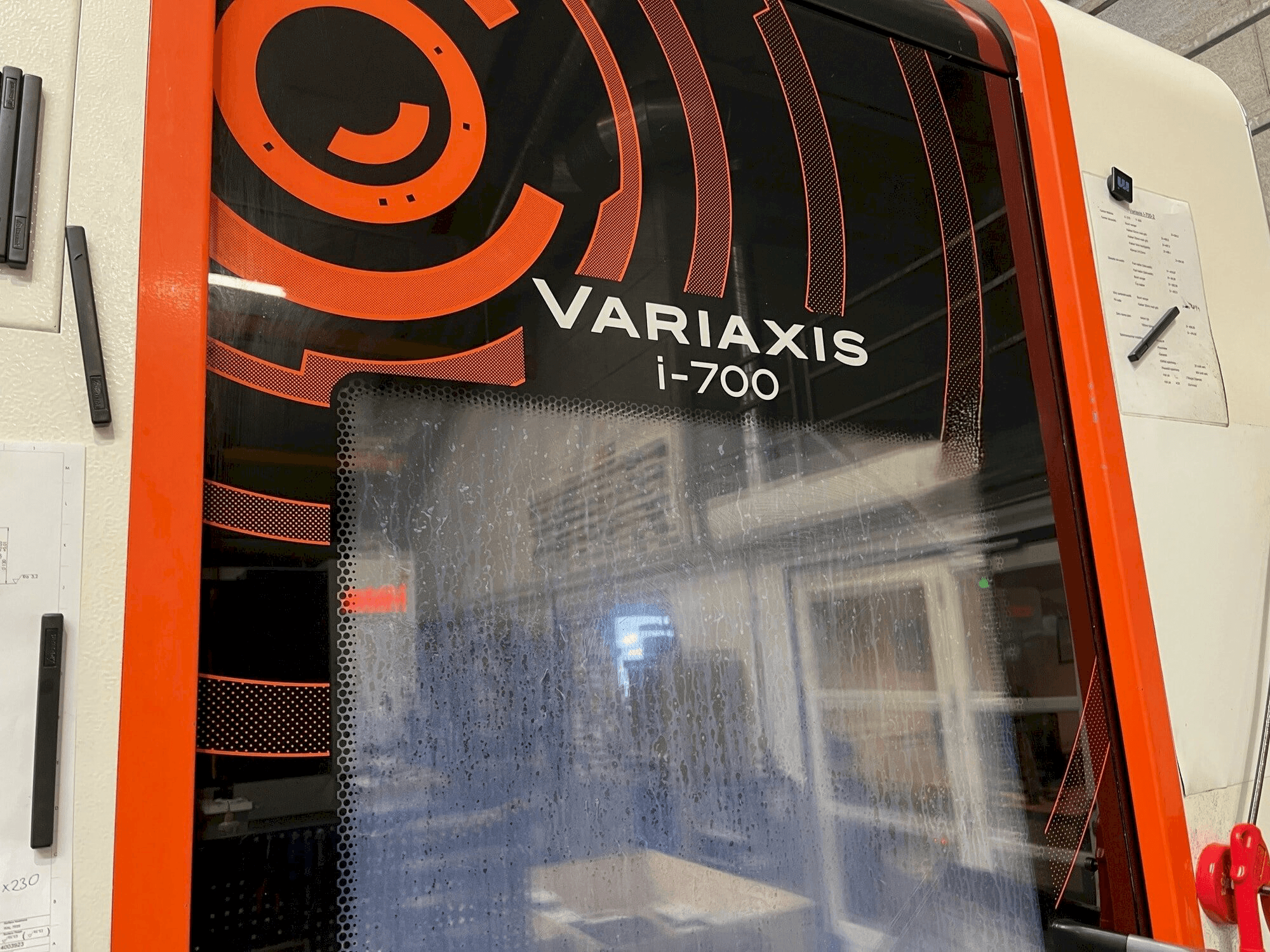 Vooraanzicht van Mazak Variaxis i-700 machine