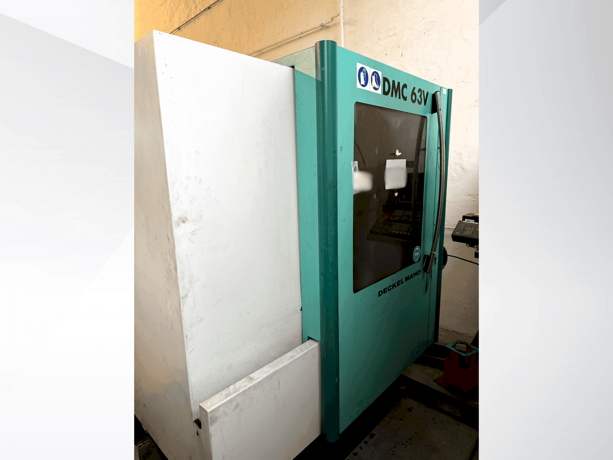 Vooraanzicht van DMG MORI Deckel Maho 63V machine