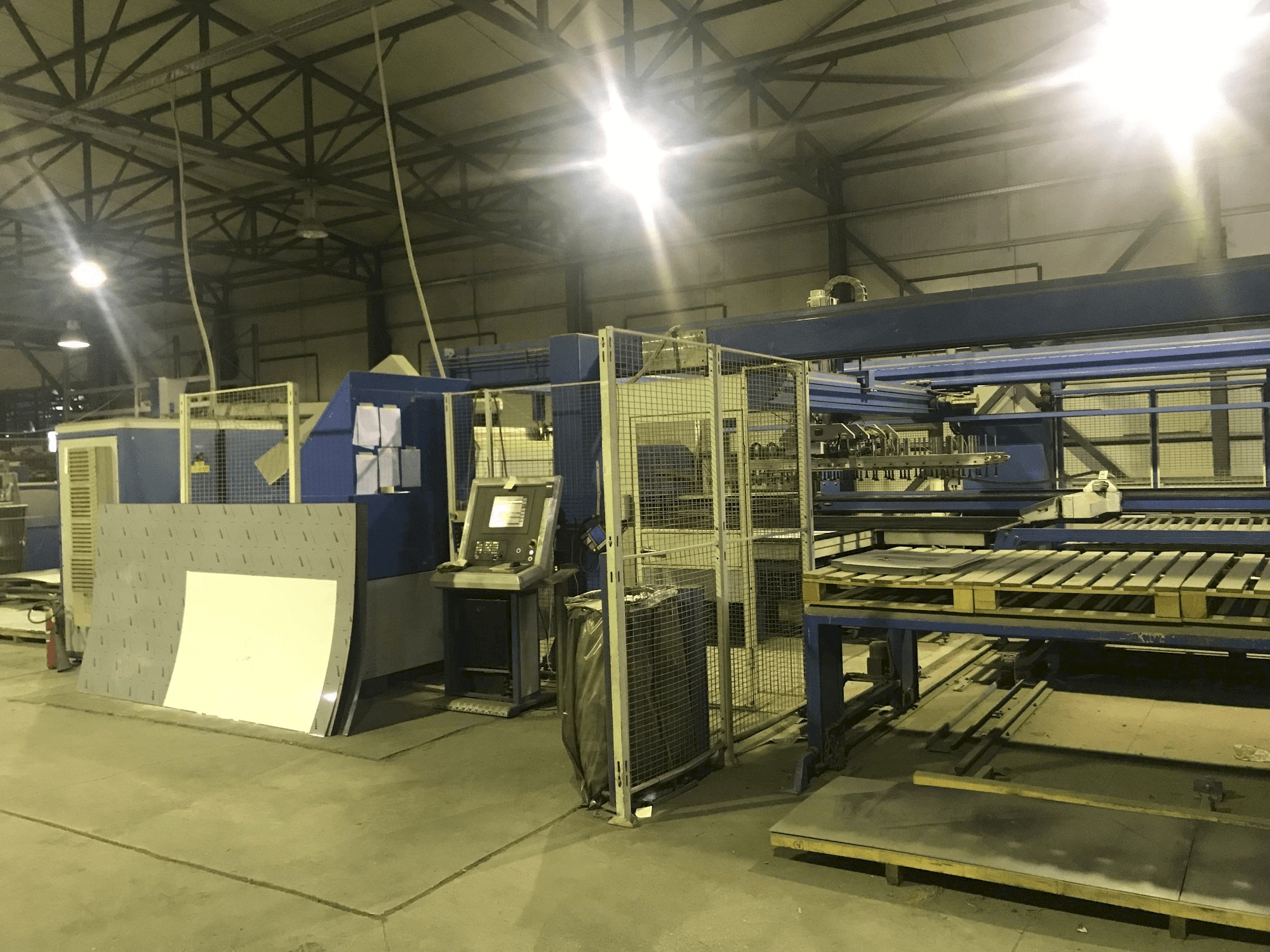 Vooraanzicht van Finn-Power LP6 machine