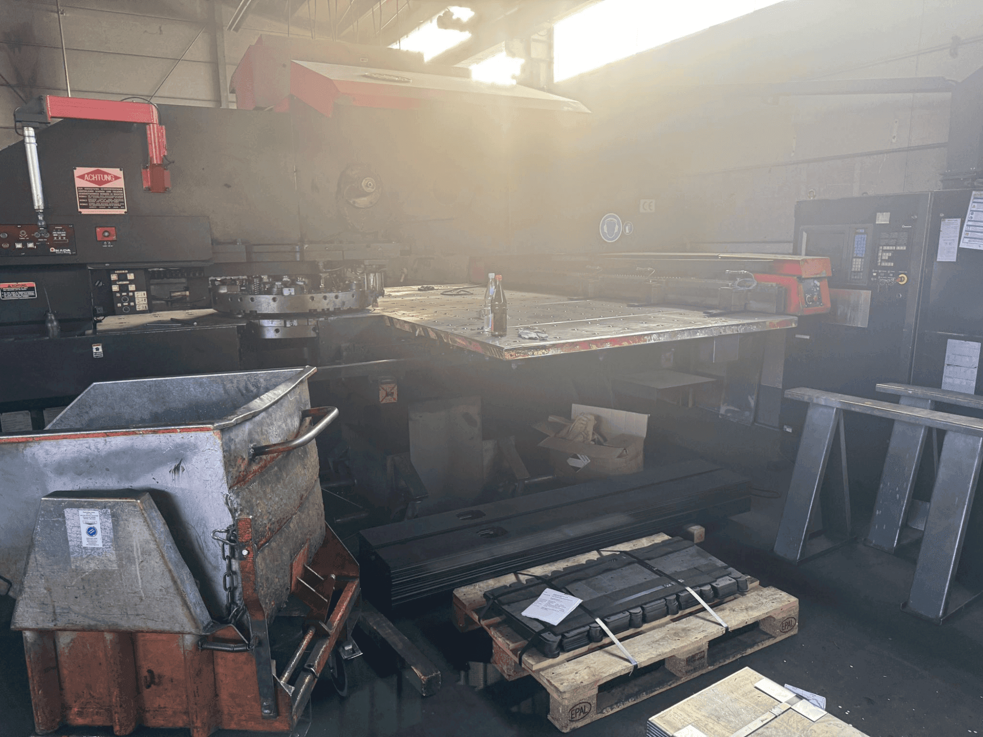 Vooraanzicht van AMADA PEGA 306072 2000MM machine