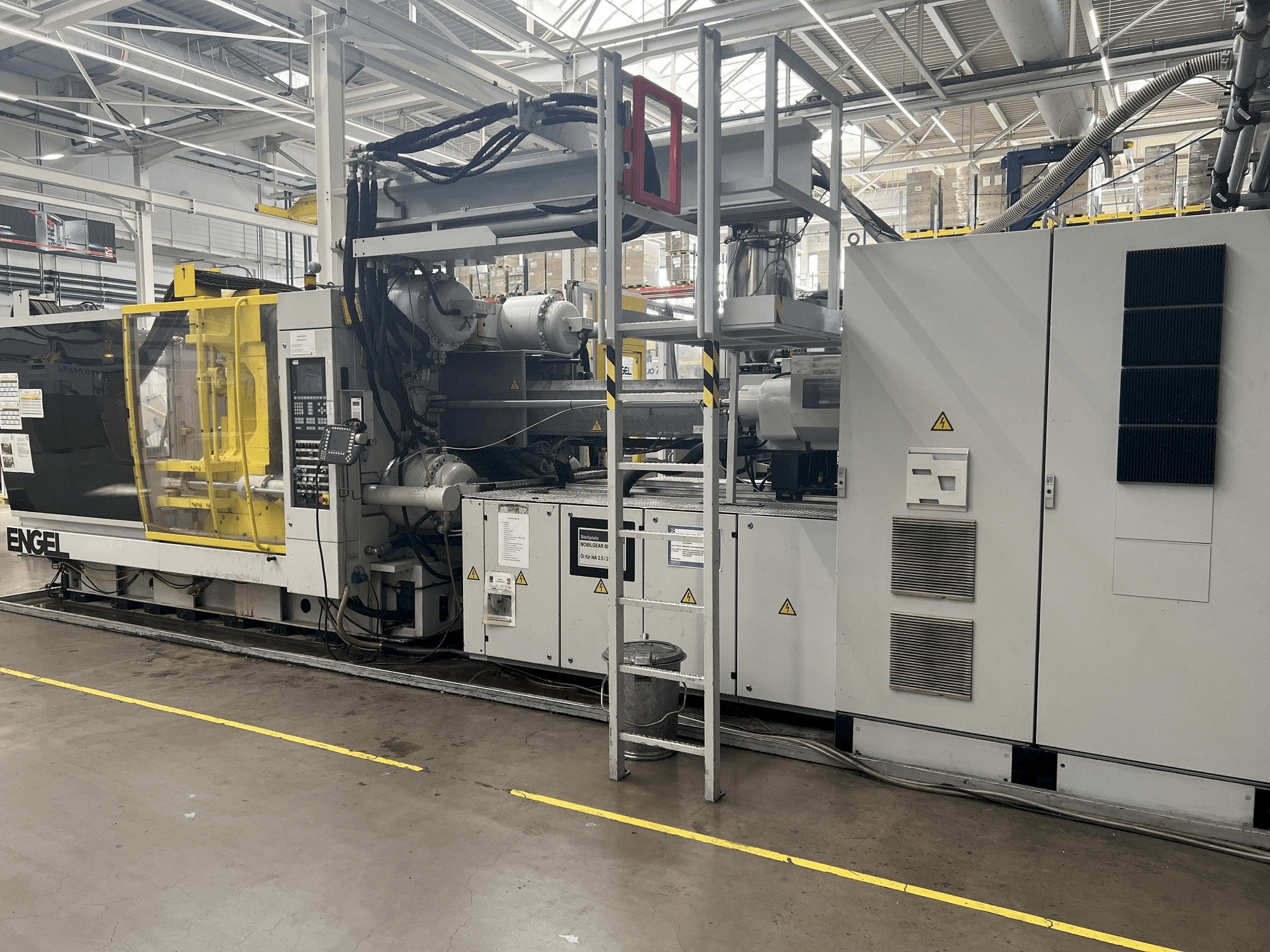 Vooraanzicht van Engel Duo 4550/650 machine