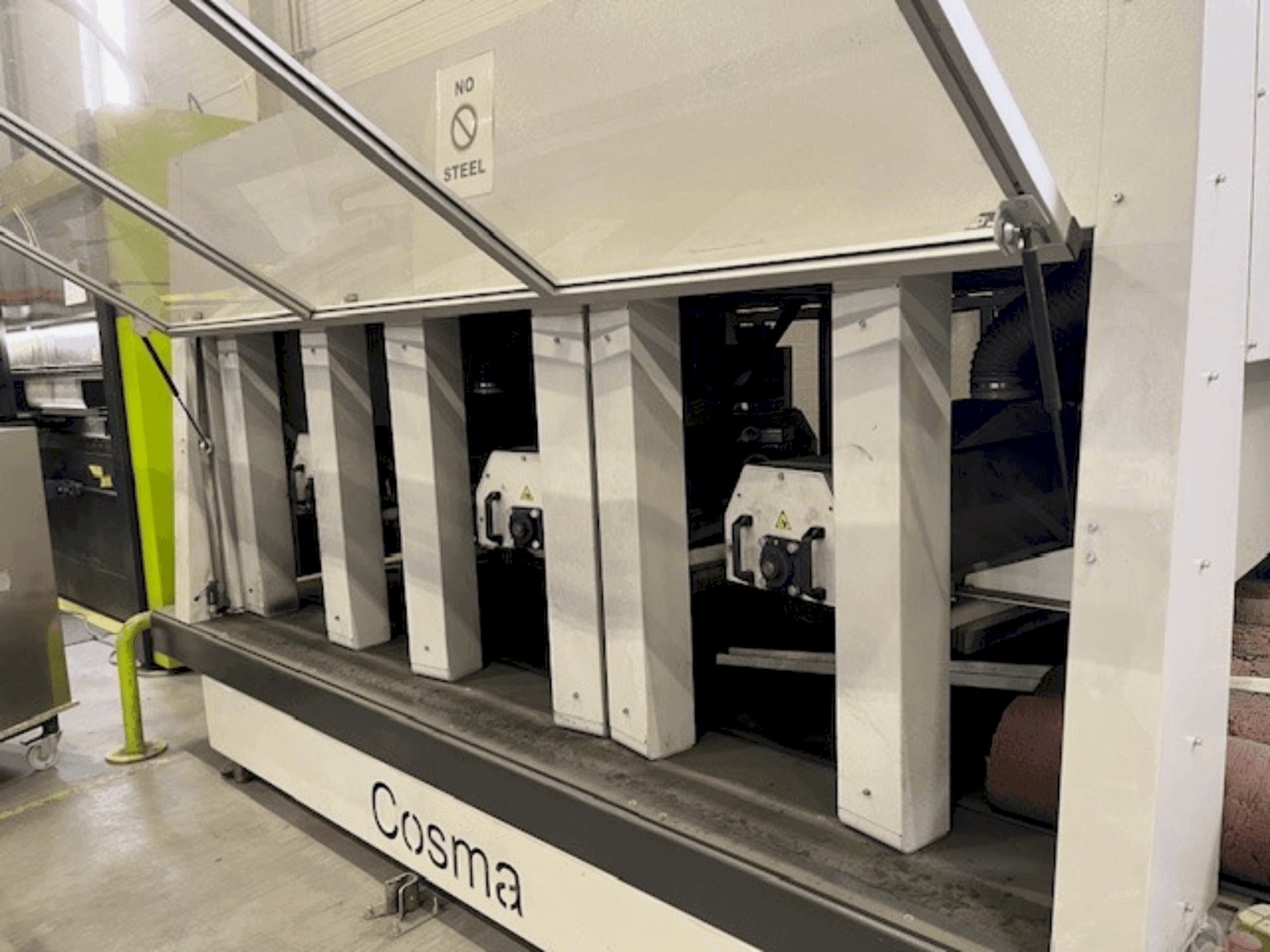 Vooraanzicht van COSMA 1300 2B V10D1B+C machine