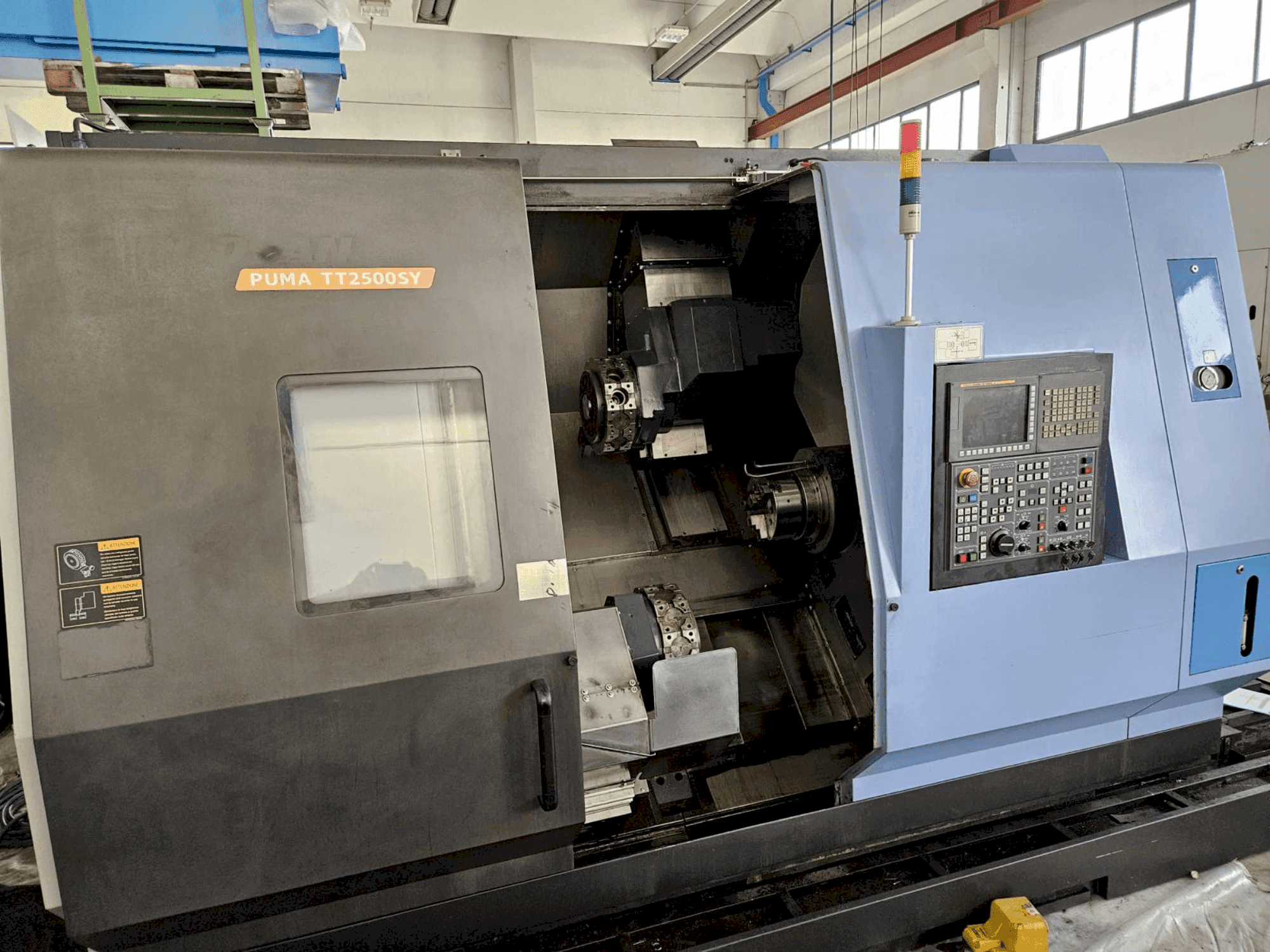 Vooraanzicht van DOOSAN TT2500SY machine