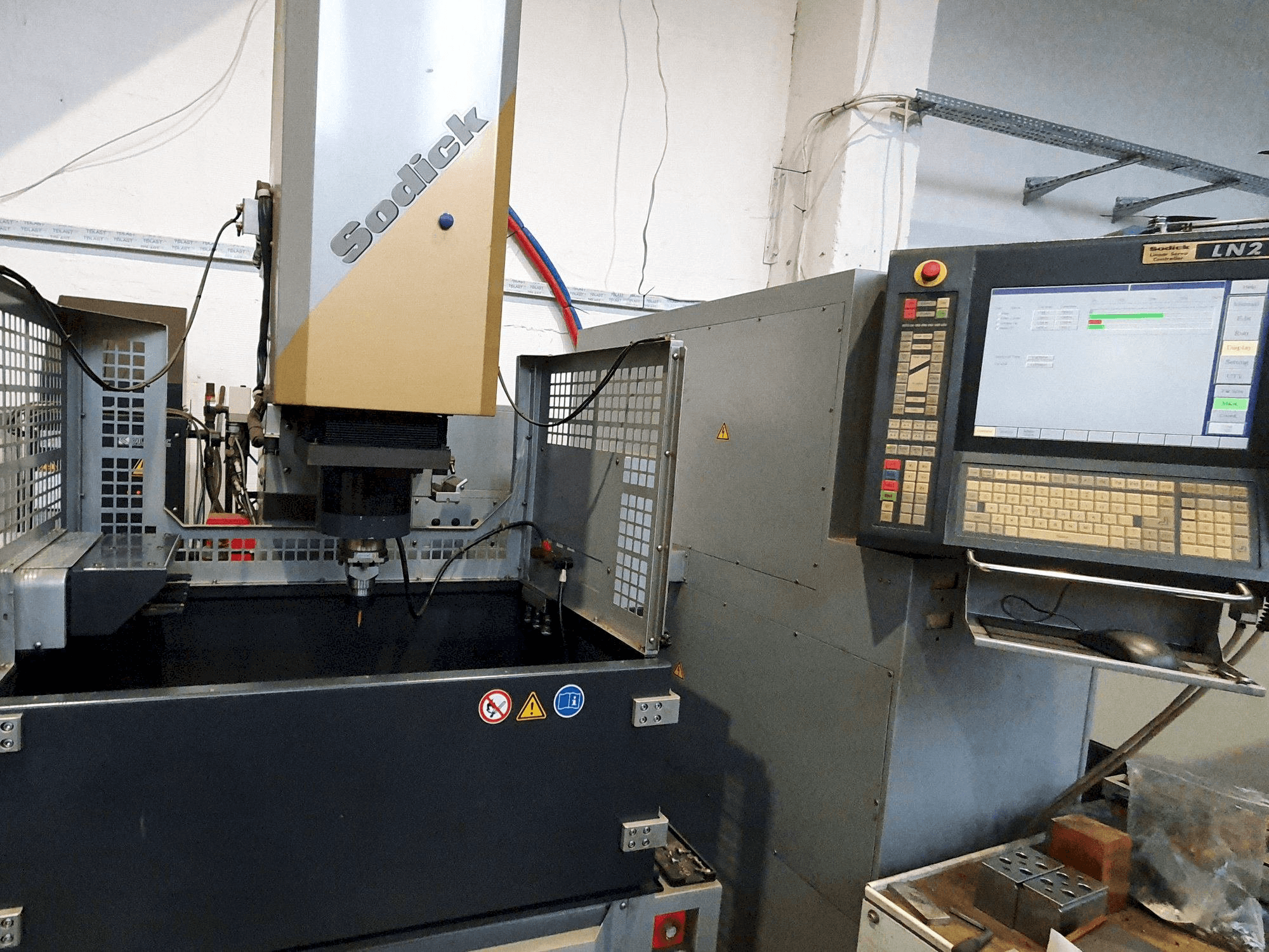 Vooraanzicht van Sodick AM3L (2005) machine