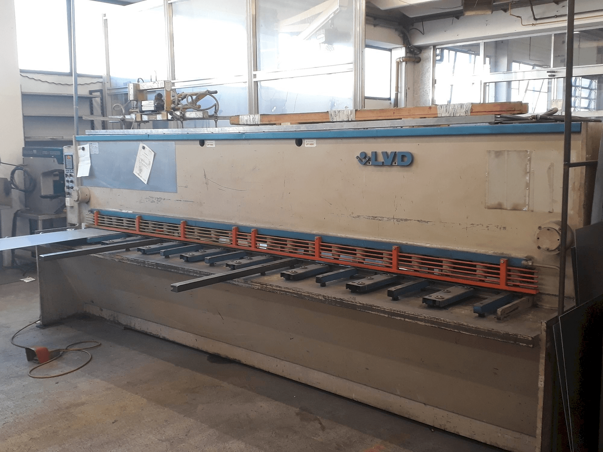 Vooraanzicht van LVD HST 40/6 machine