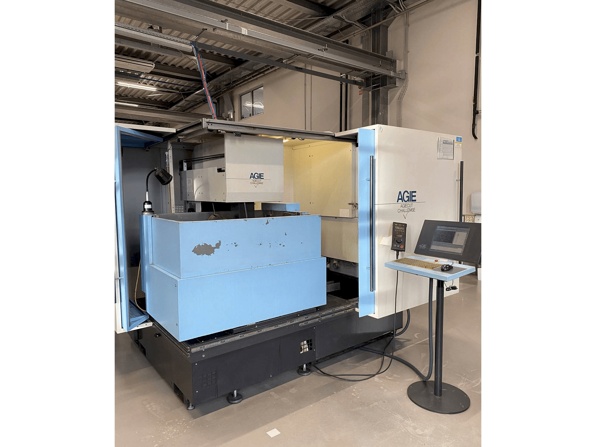 Vooraanzicht van AGIE AGIECUT VERTEX 3 machine