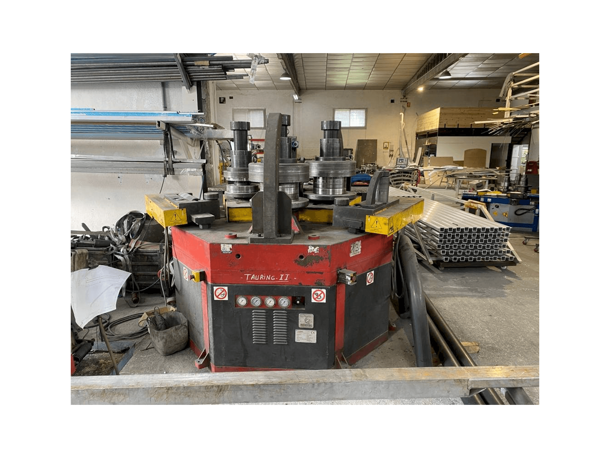 Vooraanzicht van Tauring Alfa 200 machine