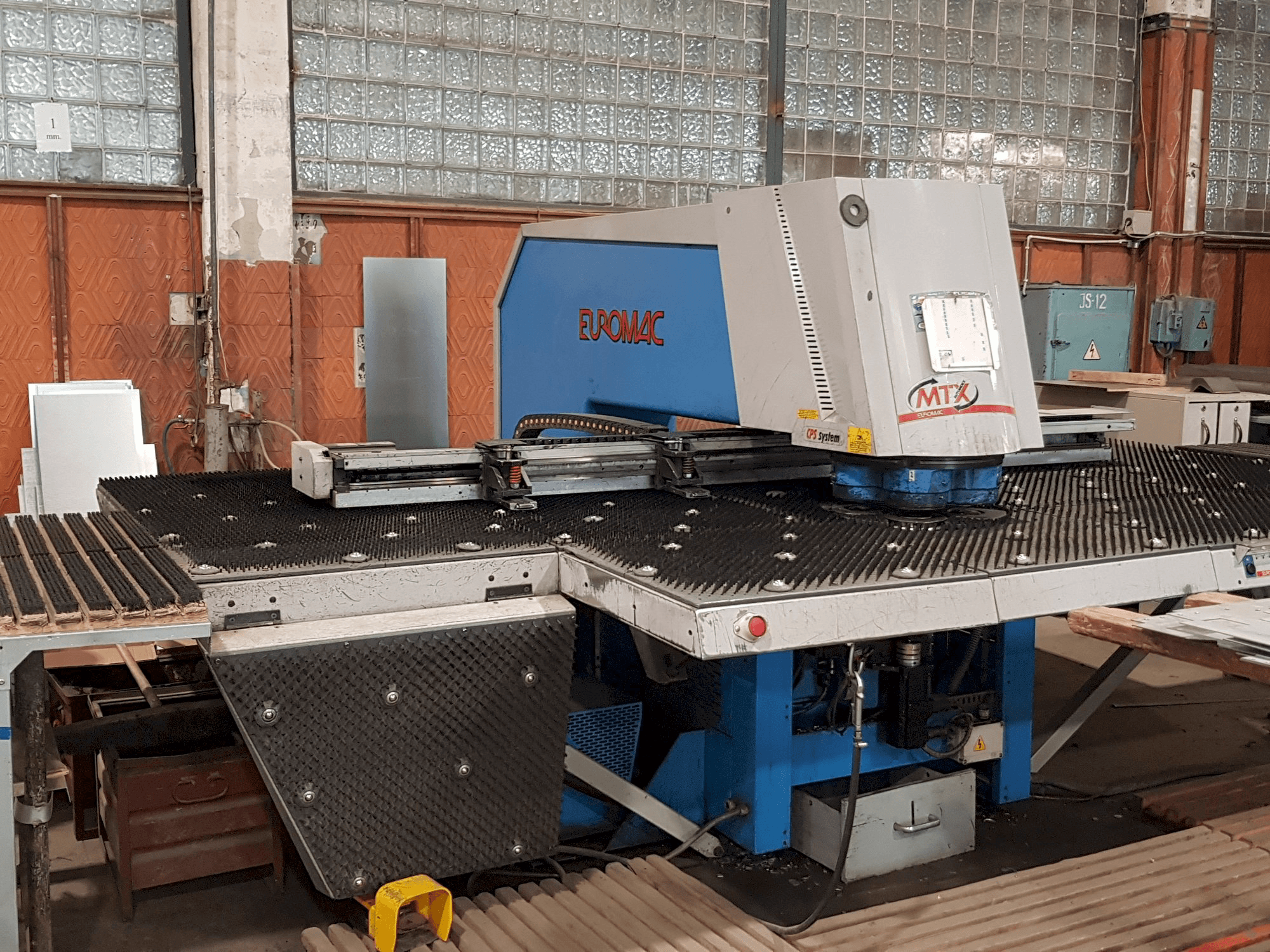 Vooraanzicht van Euromac MTX 1250/30-2000 machine