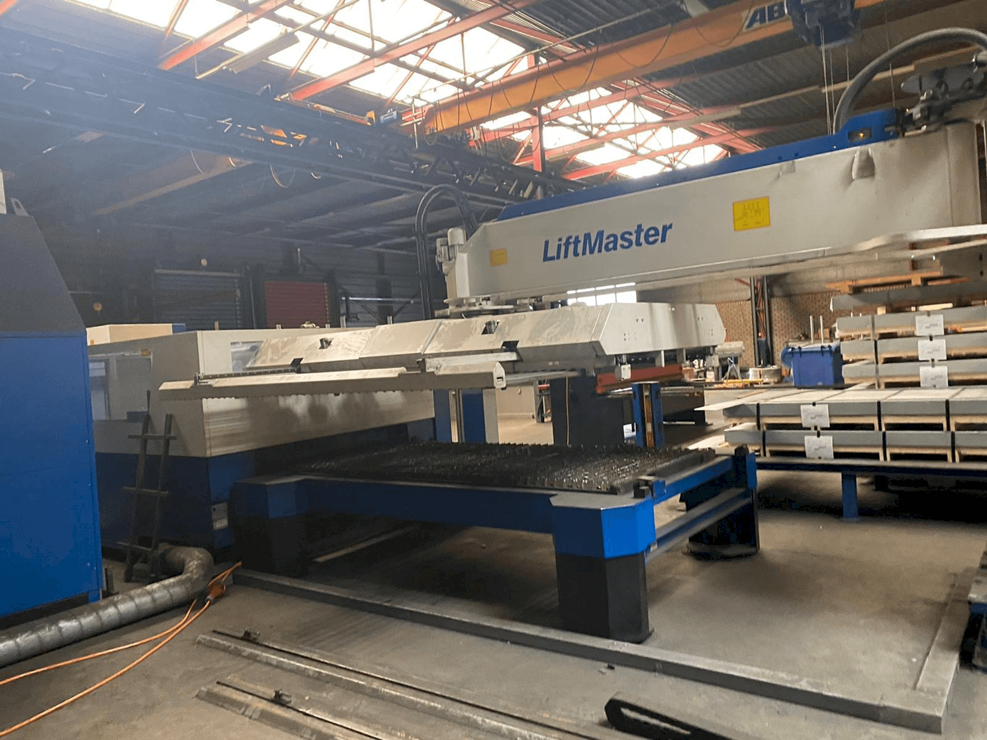 Vooraanzicht van Trumpf Trumatic L3050 machine