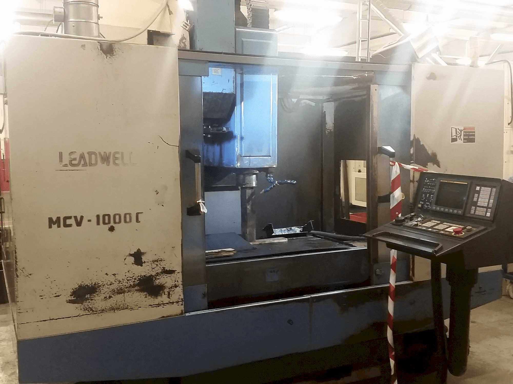 Vooraanzicht van Leadwell MCV-1000CR machine