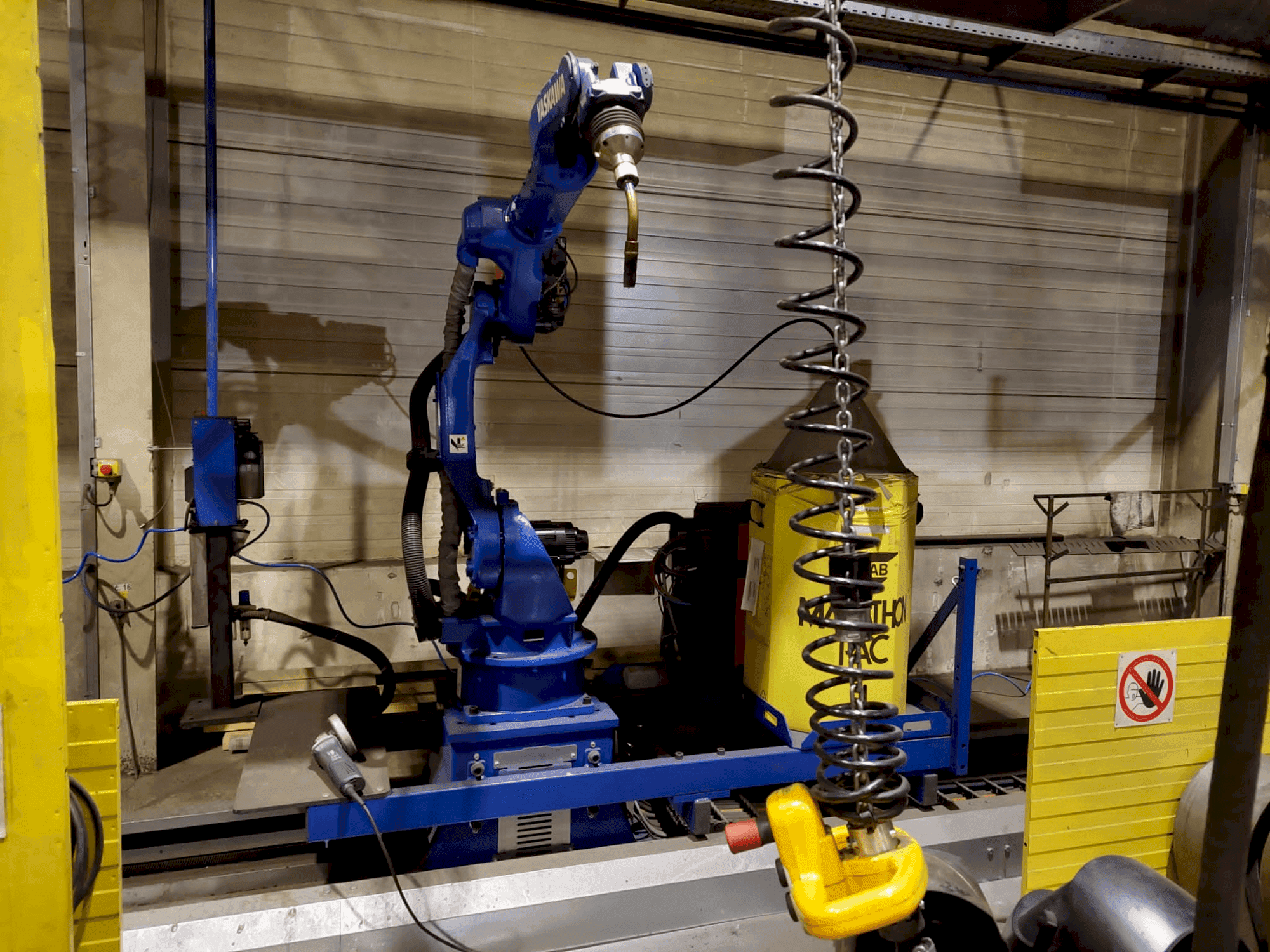 Vooraanzicht van Yaskawa MA2010 Welding Station machine