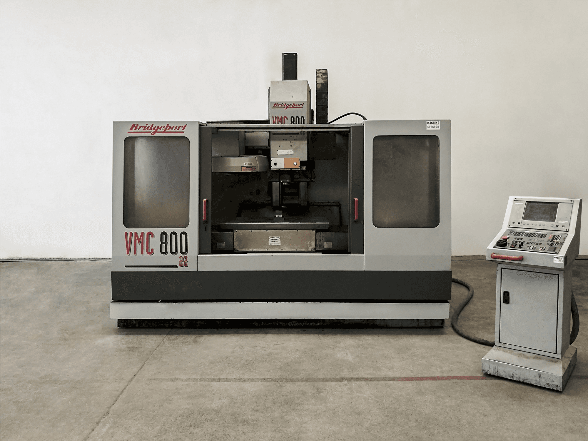 Vooraanzicht van Bridgeport VMC 800.22 machine