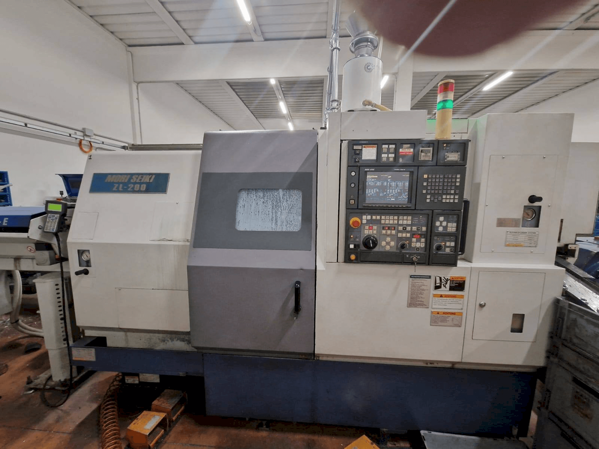 Vooraanzicht van MORI SEIKI ZL-200SMC machine