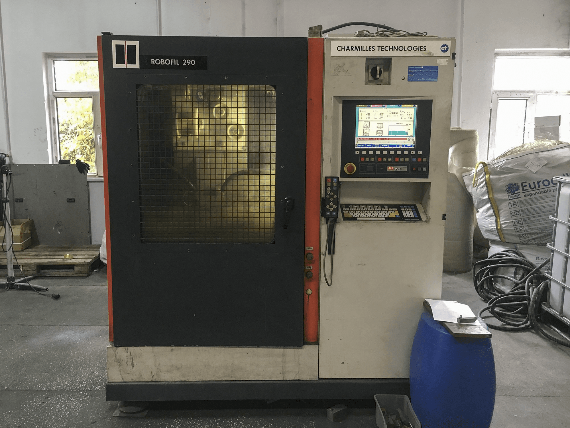 Vooraanzicht van CHARMILLES ROBOFIL 290 machine