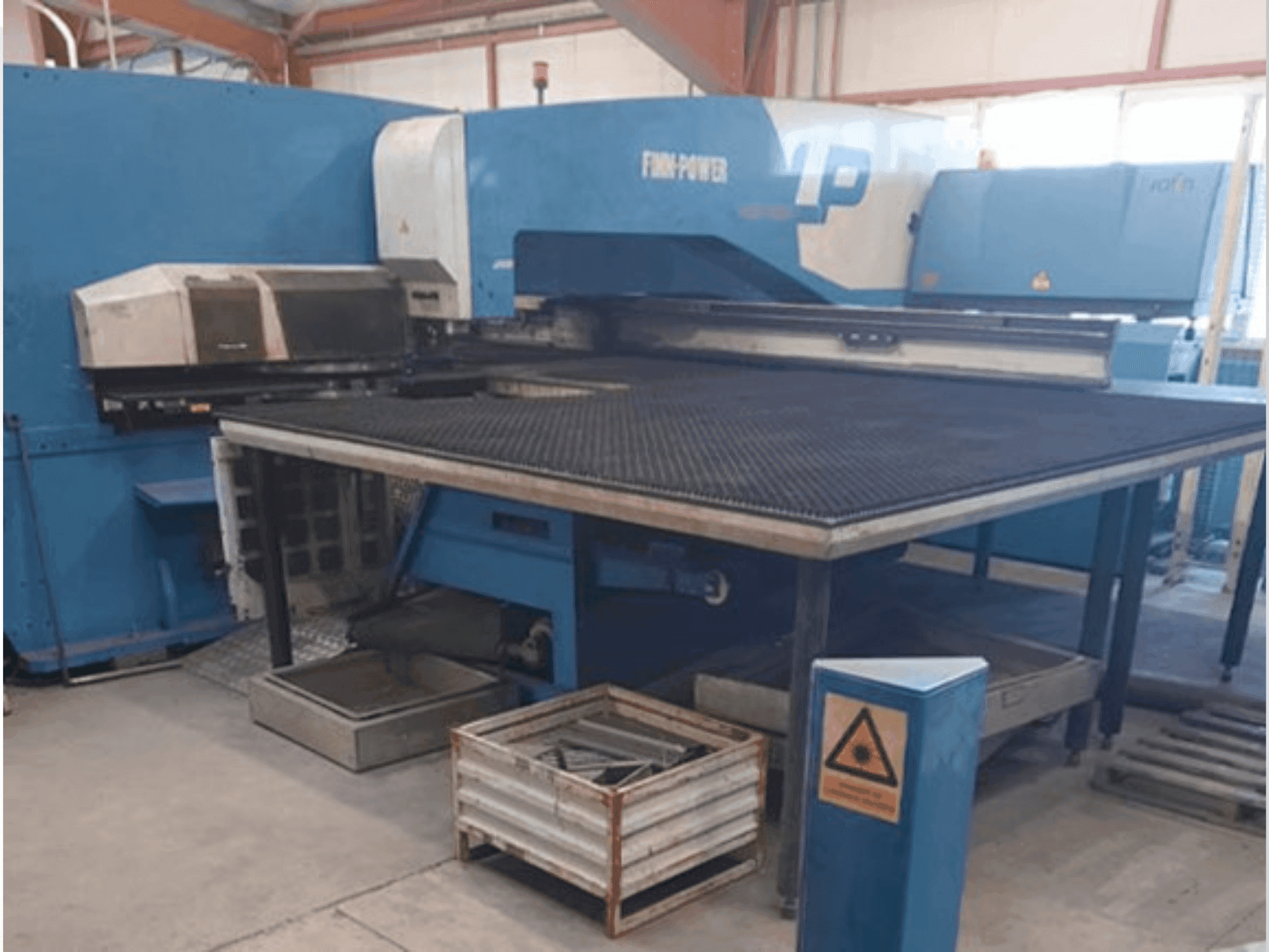 Vooraanzicht van Finn-Power LP6 machine