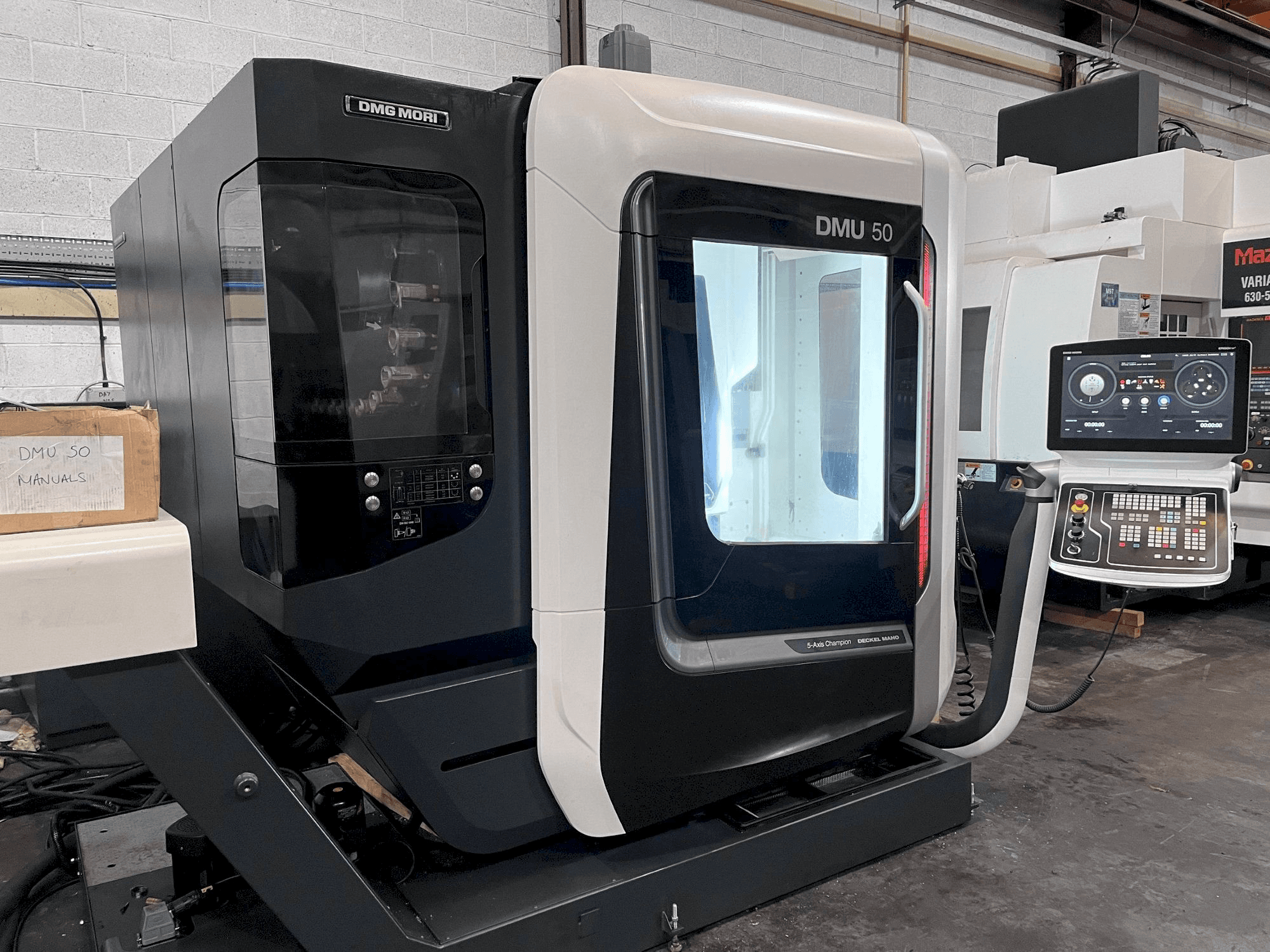 Vooraanzicht van DMG DMU 50 machine