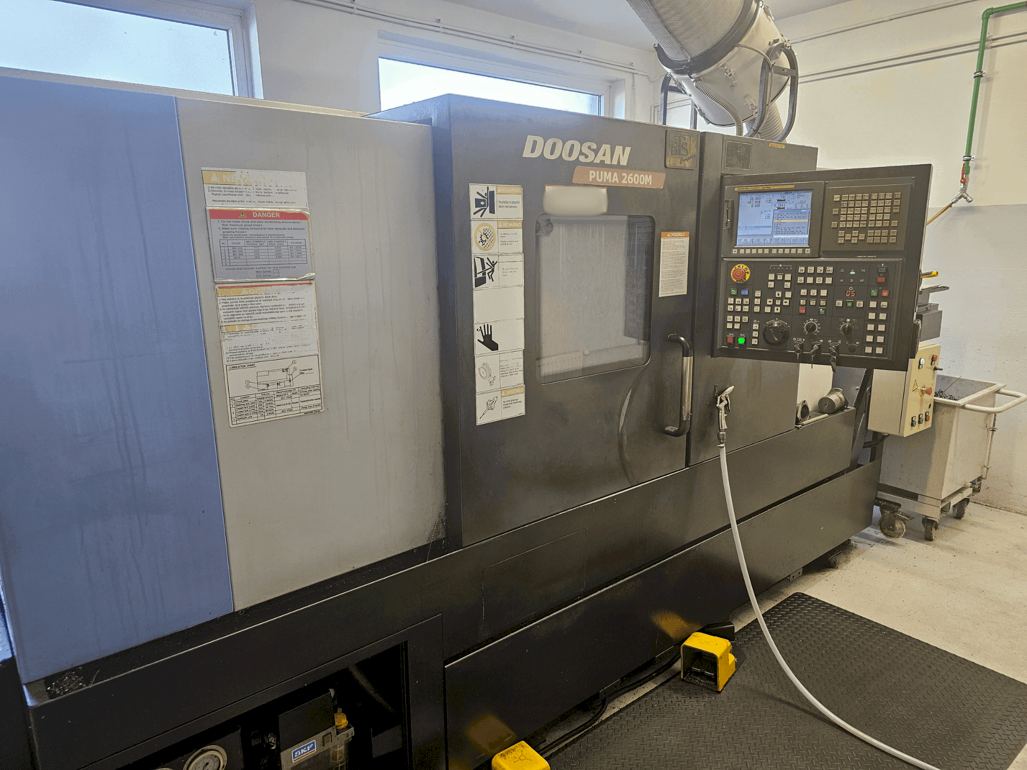 Vooraanzicht van DOOSAN Puma 2600M machine