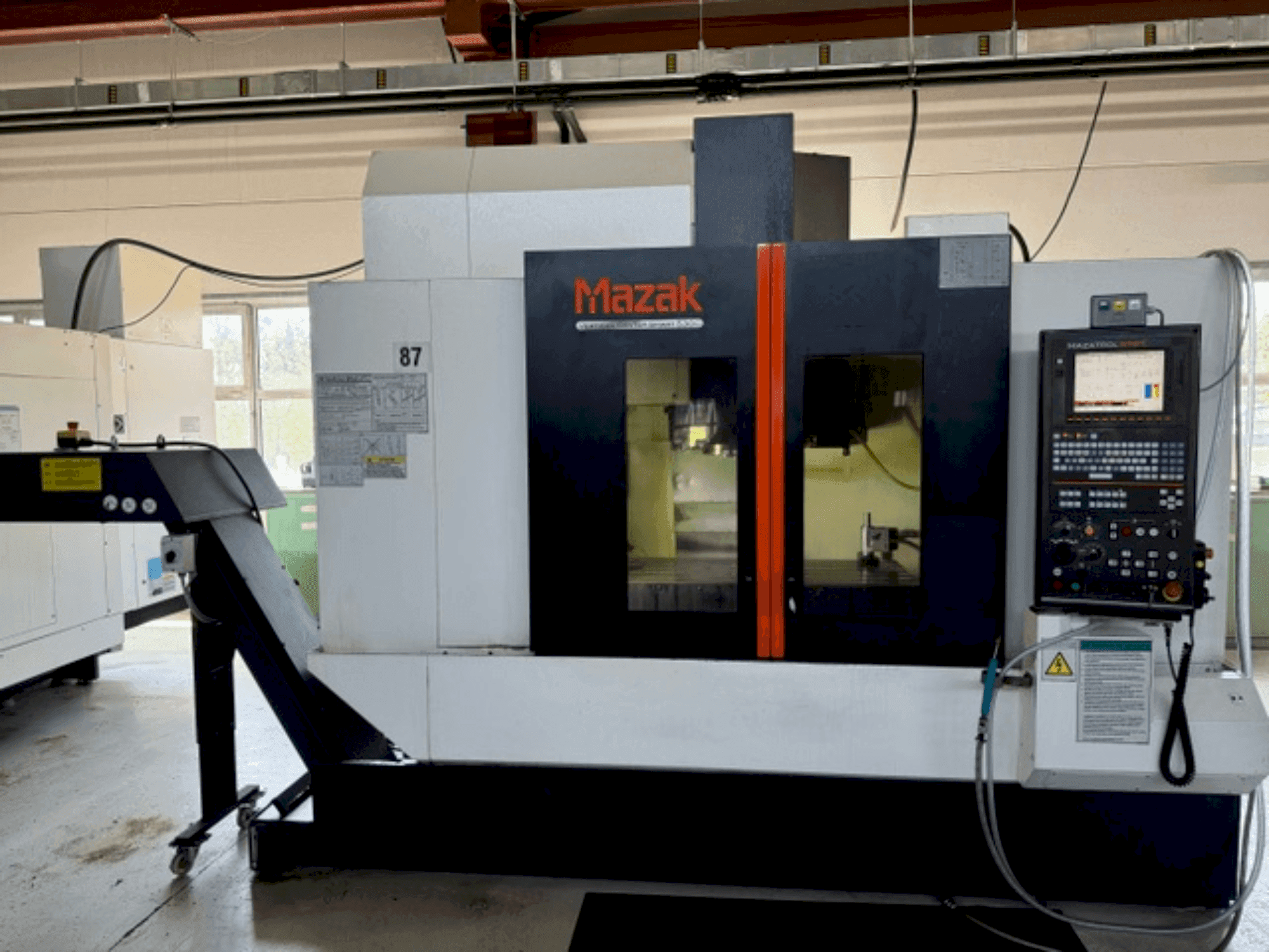 Vooraanzicht van Mazak VCS530C machine